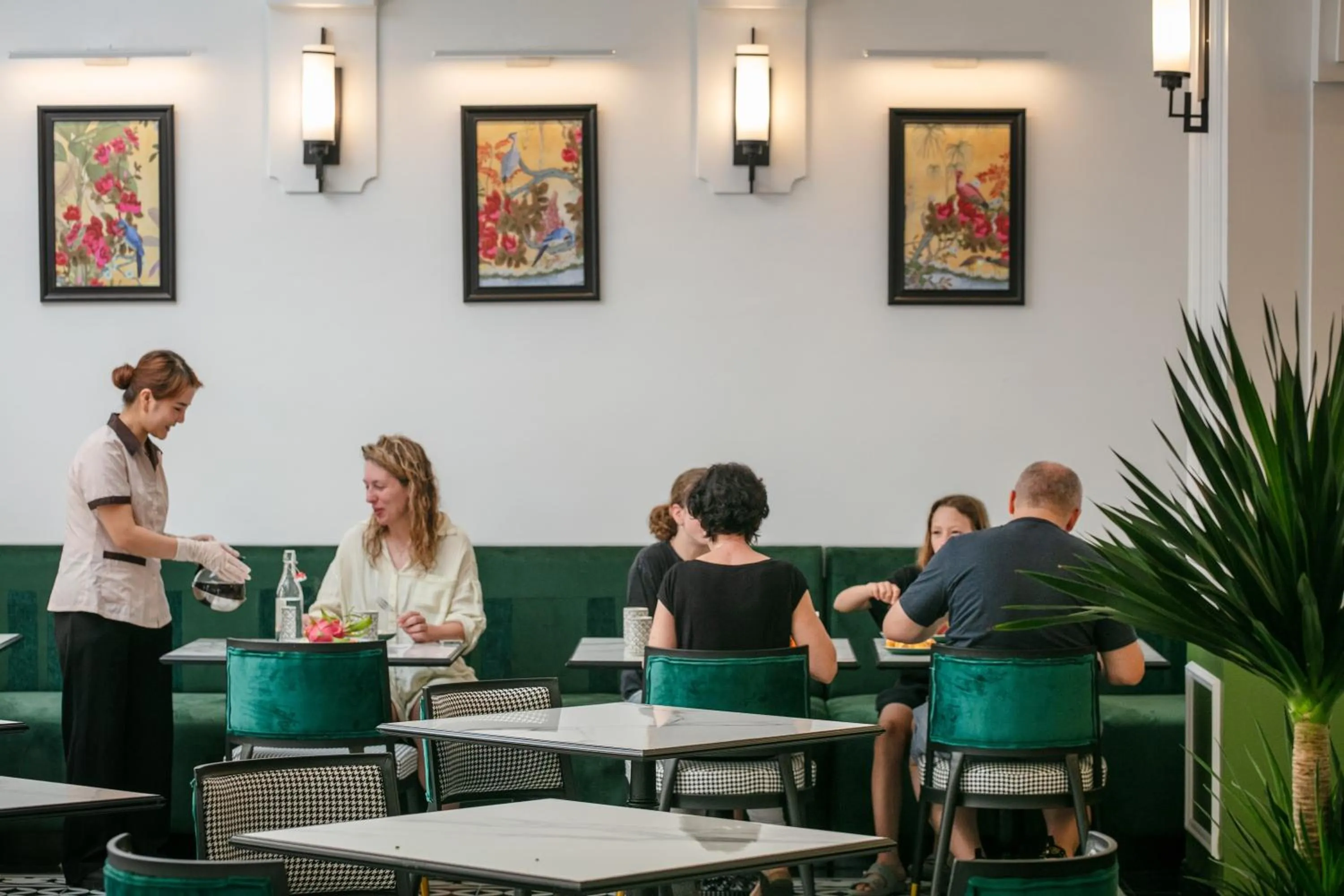 Restaurant/places to eat in Elegant Boutique Hotel Ha Long