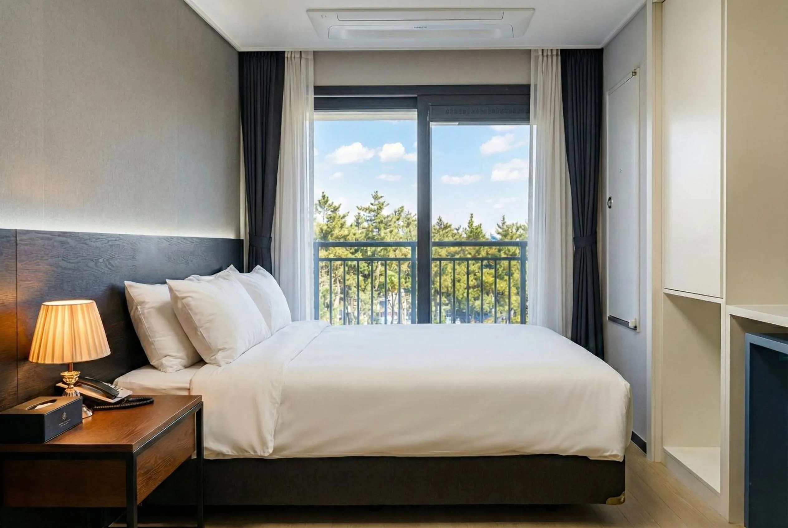 Photo of the whole room, Bed in Sokcho Chonpines Beach Hotel