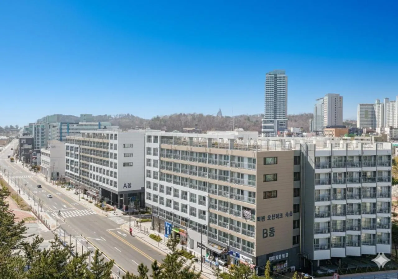 Property building in Sokcho Chonpines Beach Hotel