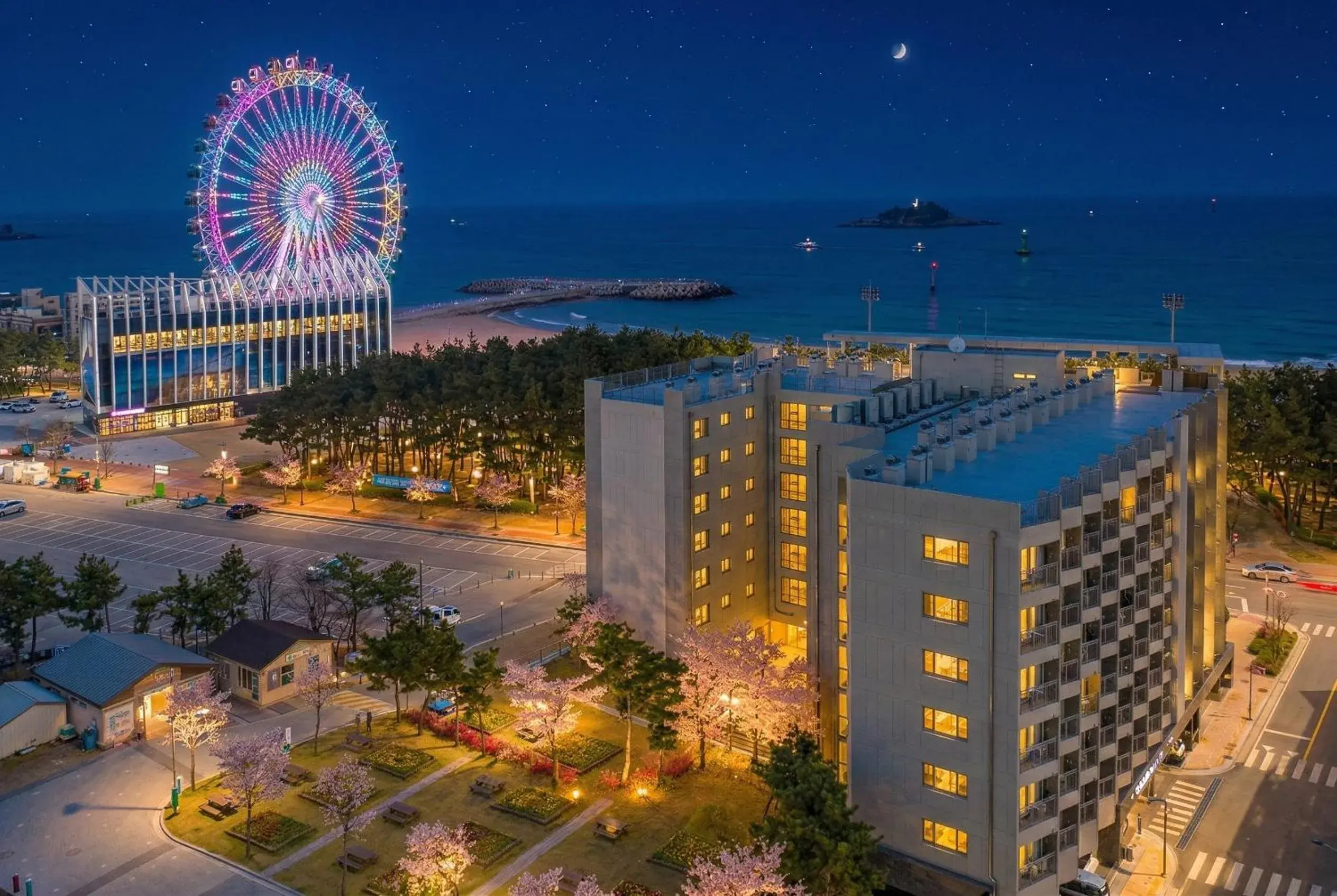 Property building in Sokcho Chonpines Beach Hotel Property building in Sokcho Chonpines Beach Hotel