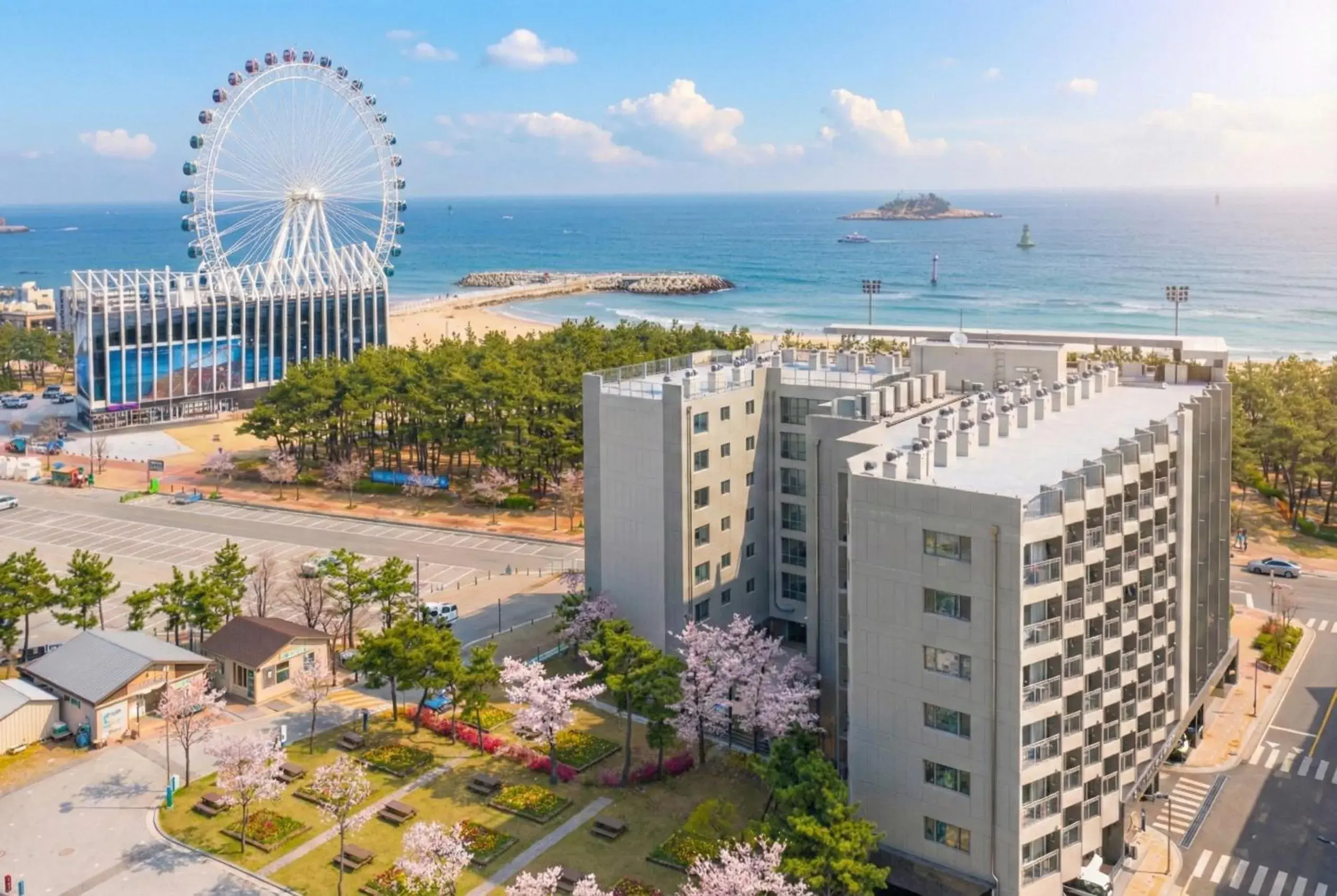 Property building in Sokcho Chonpines Beach Hotel Property building in Sokcho Chonpines Beach Hotel