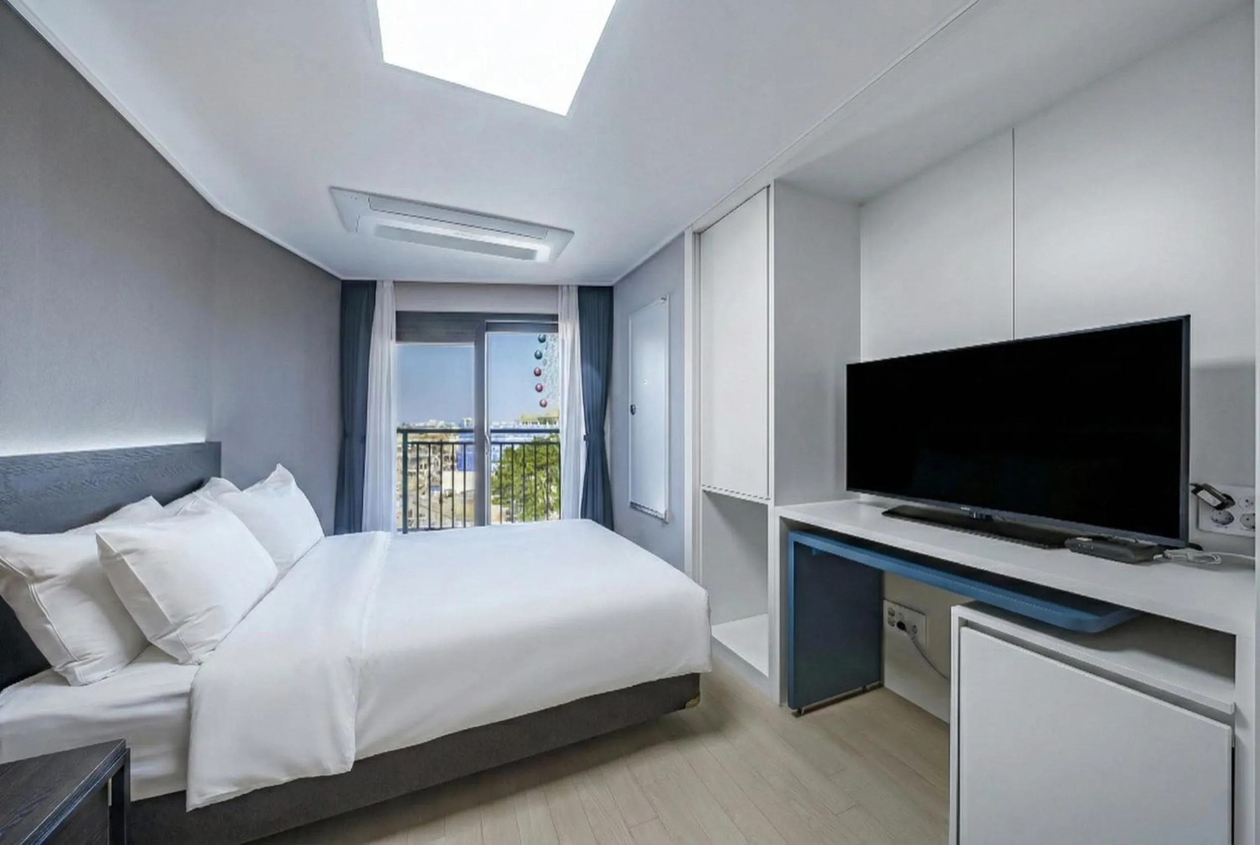 Photo of the whole room, Bed in Sokcho Chonpines Beach Hotel