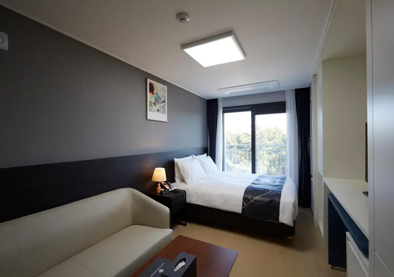 View (from property/room), Bed in Sokcho Chonpines Beach Hotel View (from property/room), Bed in Sokcho Chonpines Beach Hotel