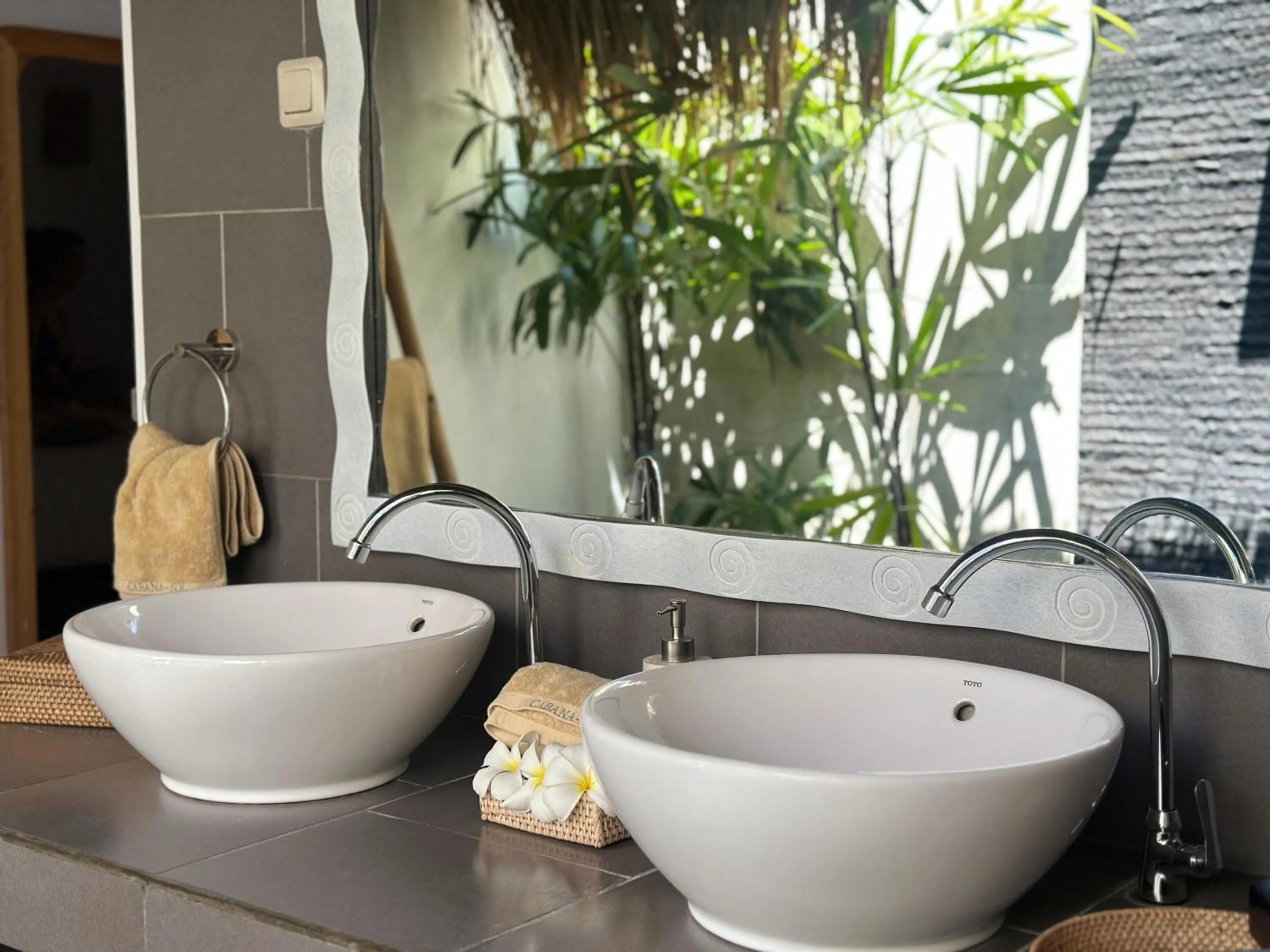 Twin Room with Private Bathroom in Sol Villas - Modern Tropical Stays