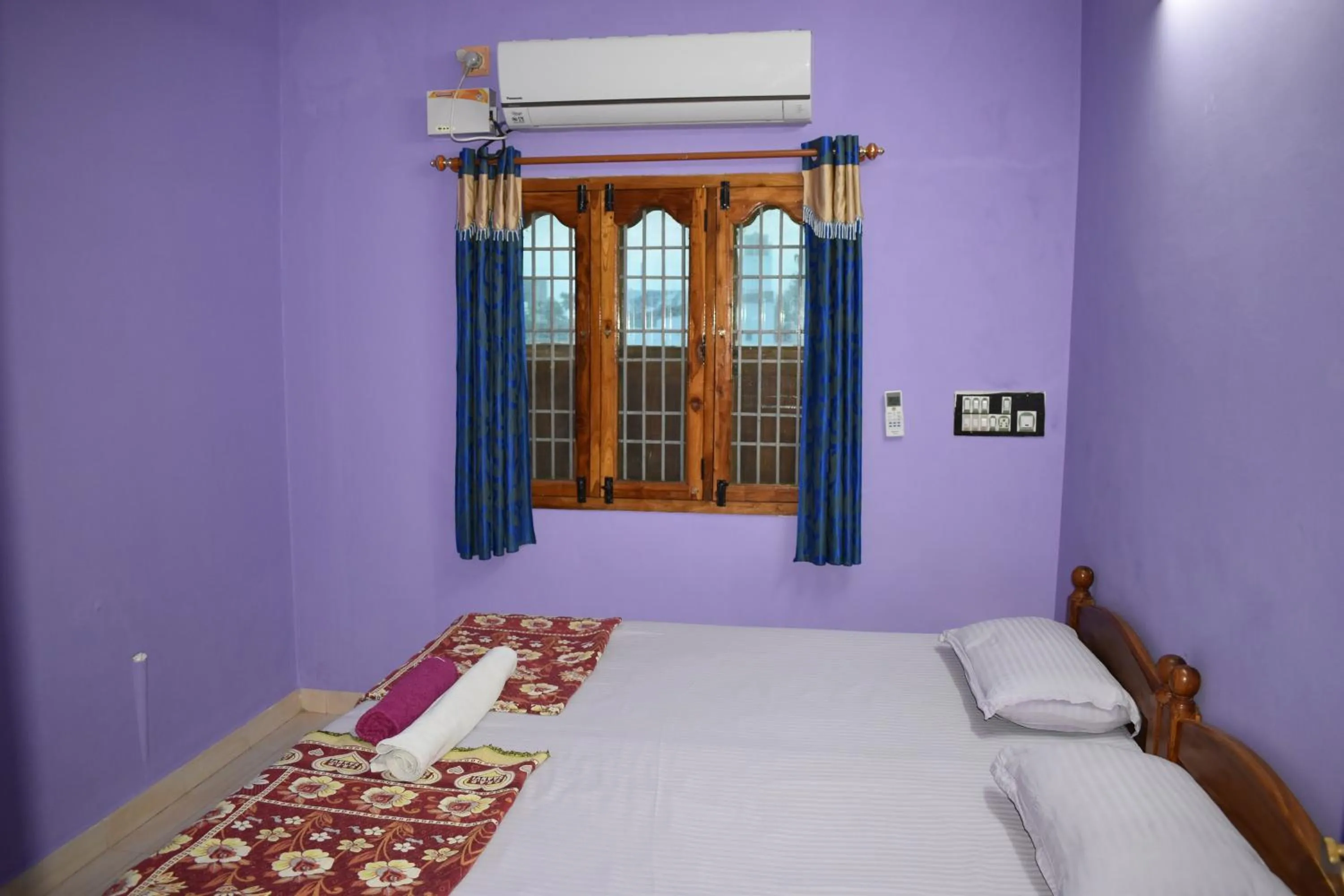 air conditioner, Bed in Rainbow Guest House