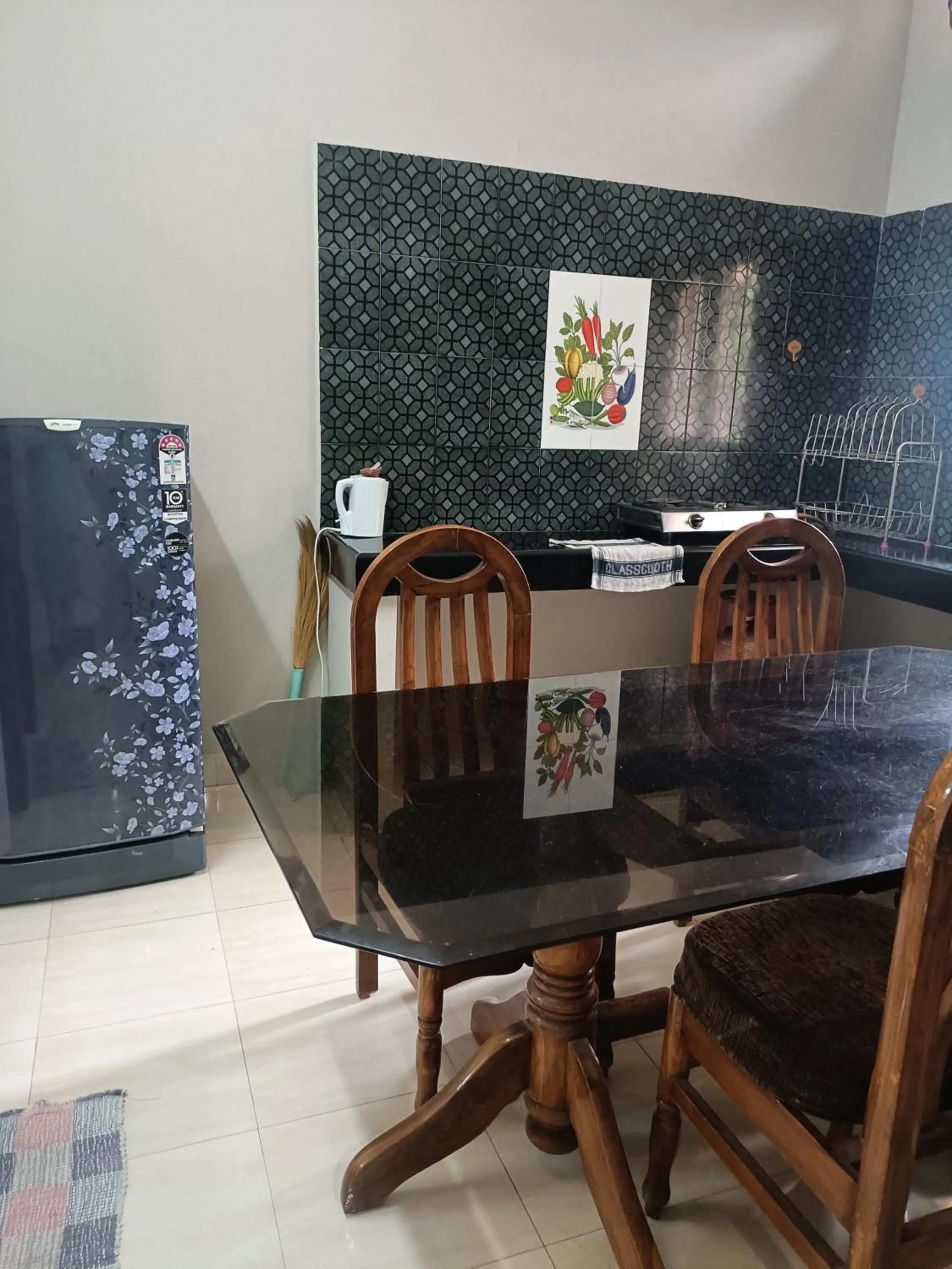 Kitchen or kitchenette in Rainbow Guest House