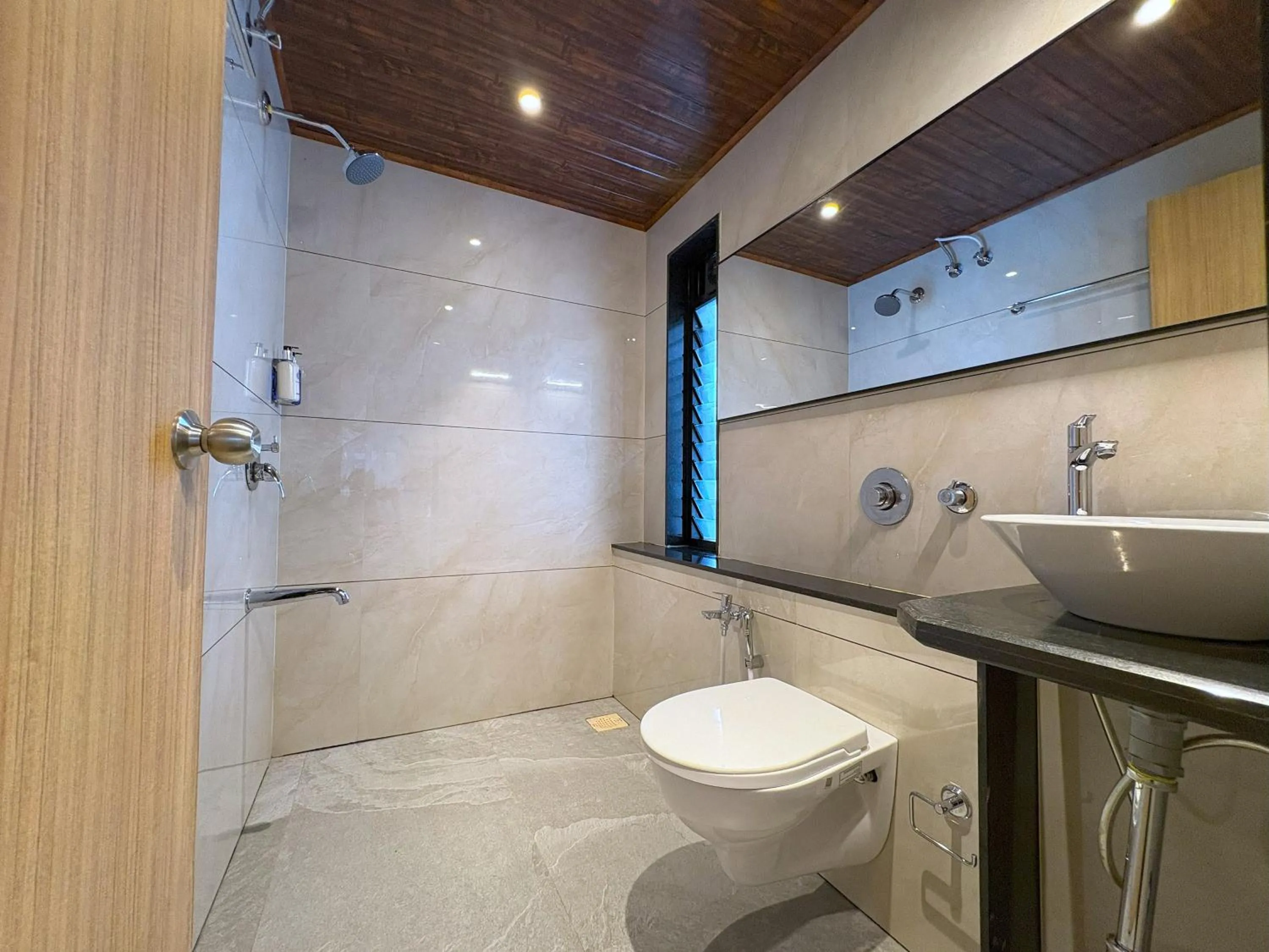 Shower in Hotel Shoolin Grand