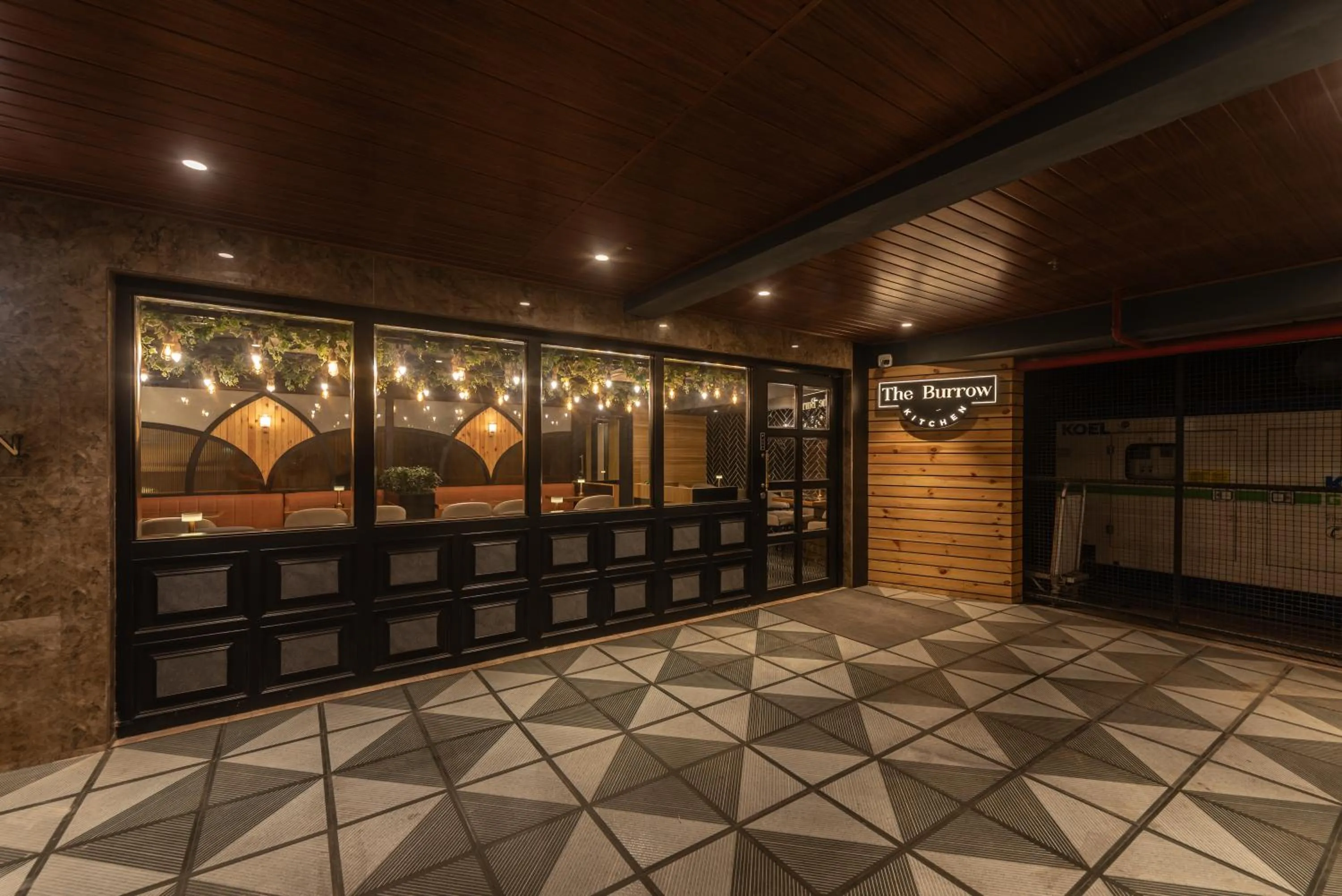 Restaurant/places to eat in Hotel Shoolin Grand