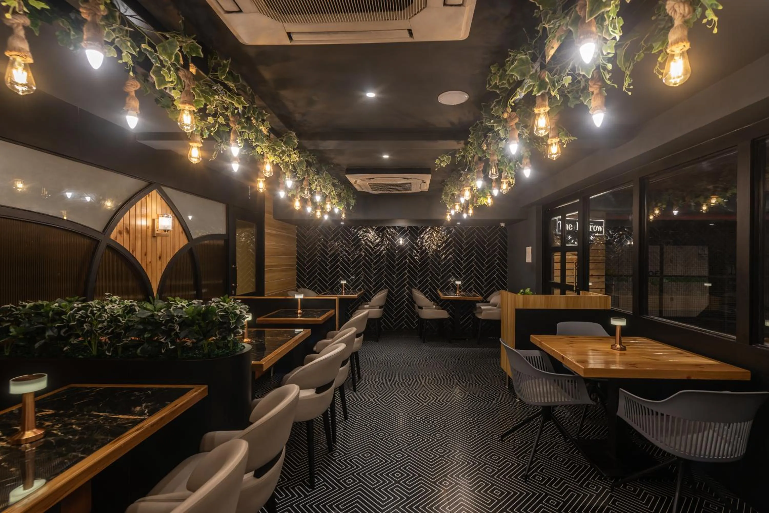 Restaurant/places to eat in Hotel Shoolin Grand