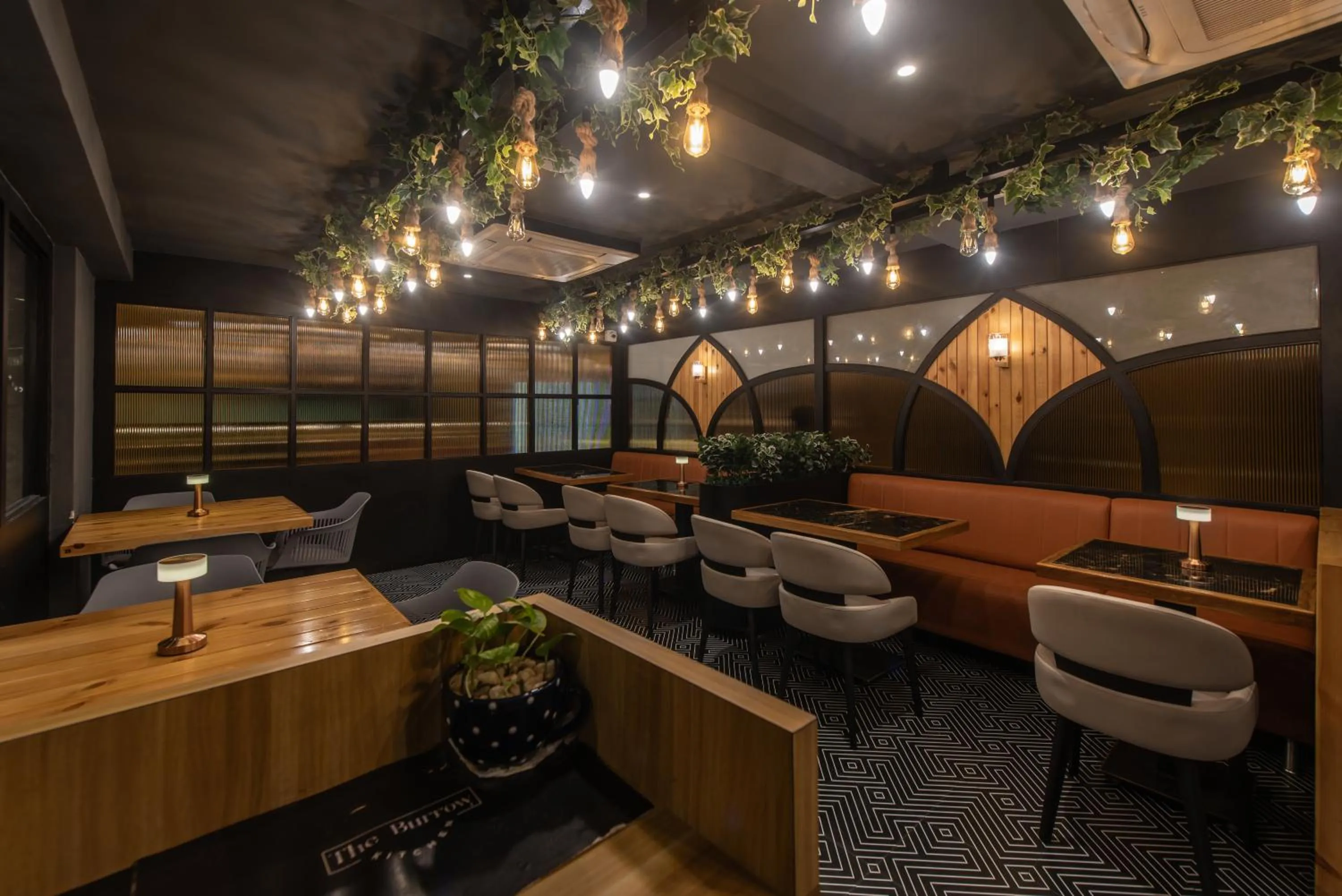 Restaurant/places to eat in Hotel Shoolin Grand