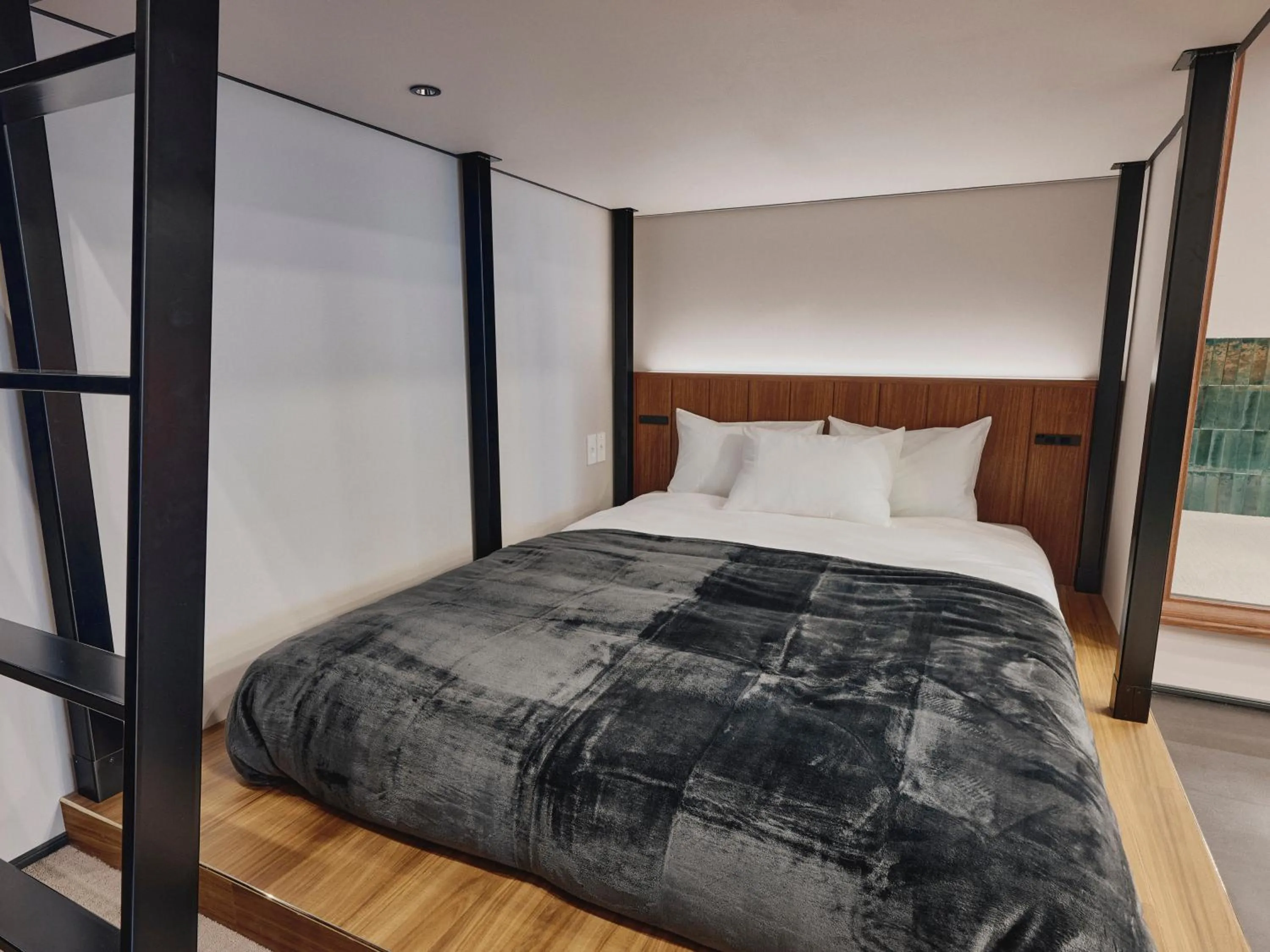 Bed in illi Enu Yotsuya