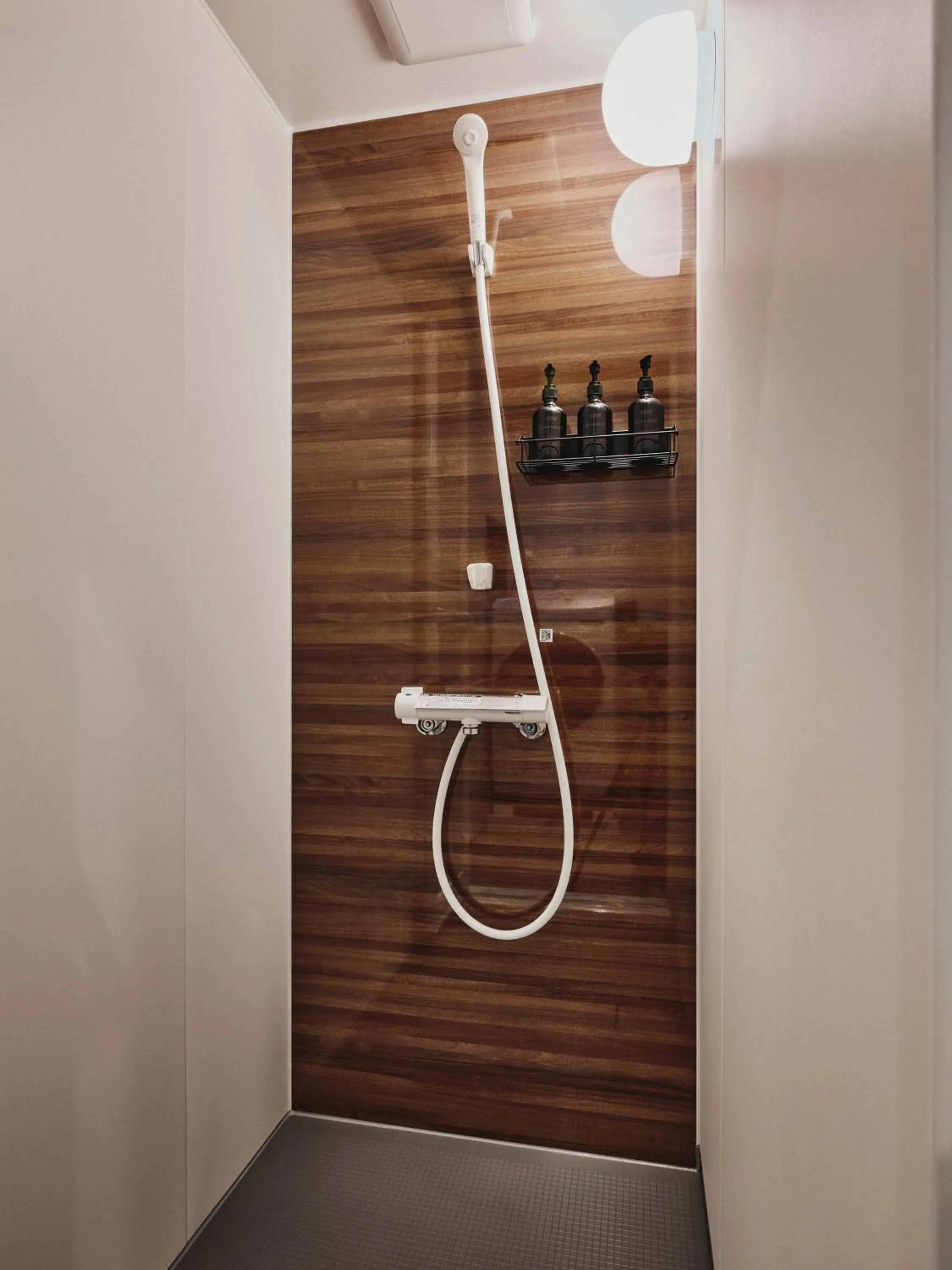 Shower in illi Enu Yotsuya