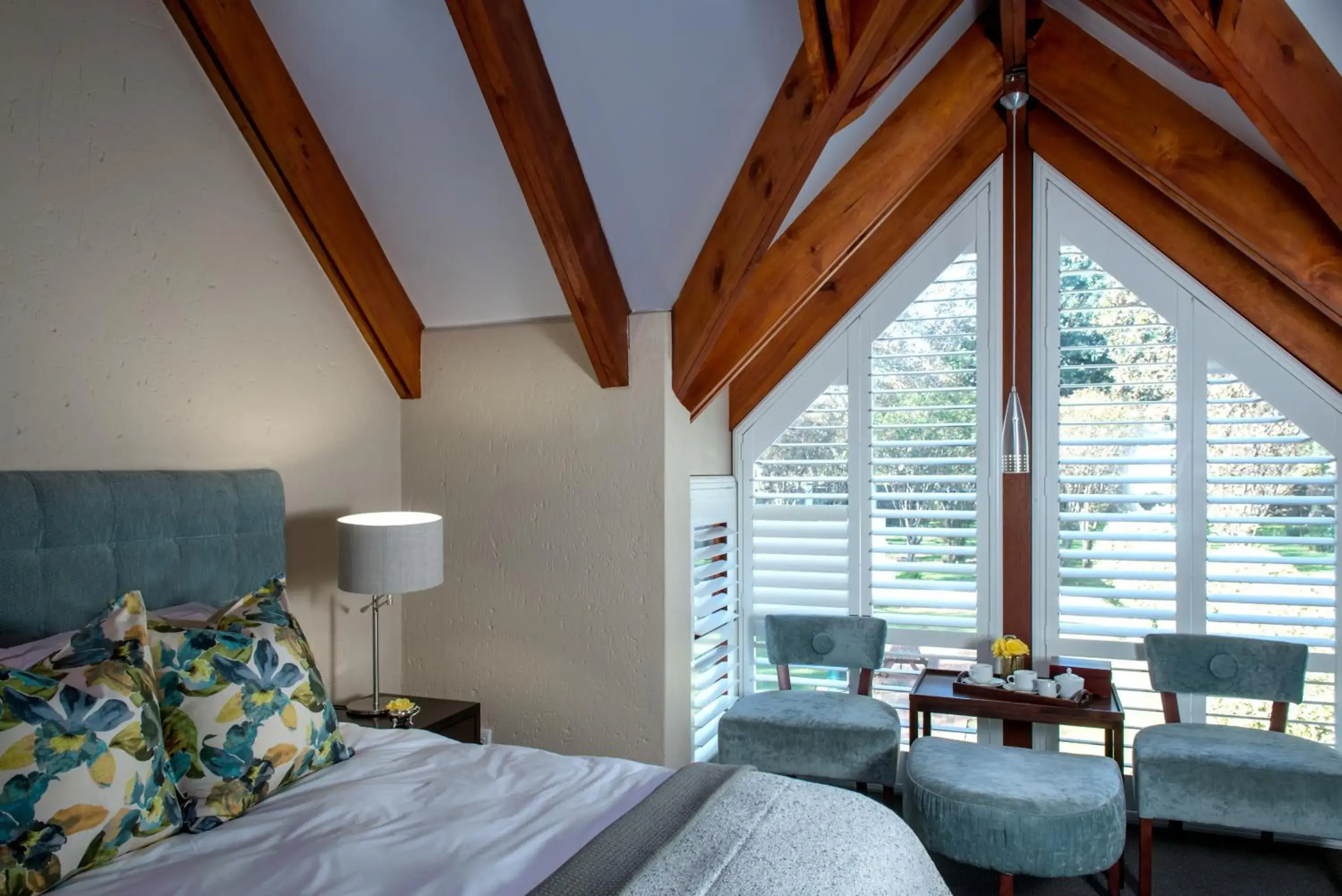 Shower, Bed in River Meadow Manor Shower, Bed in River Meadow Manor