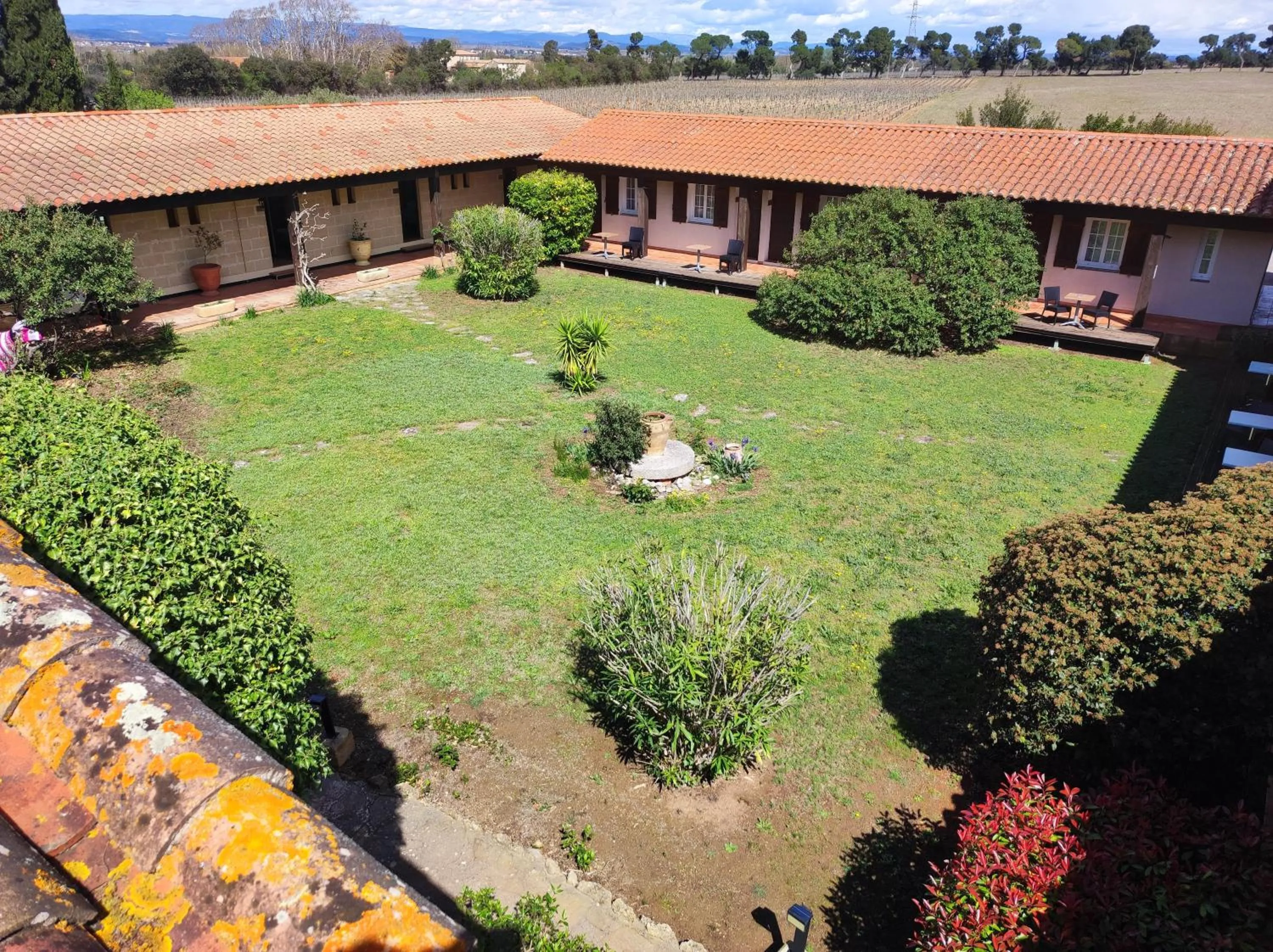 Inner courtyard view in Hôtel et Appart'Hôtel Le Relais Du Val D'Orbieu