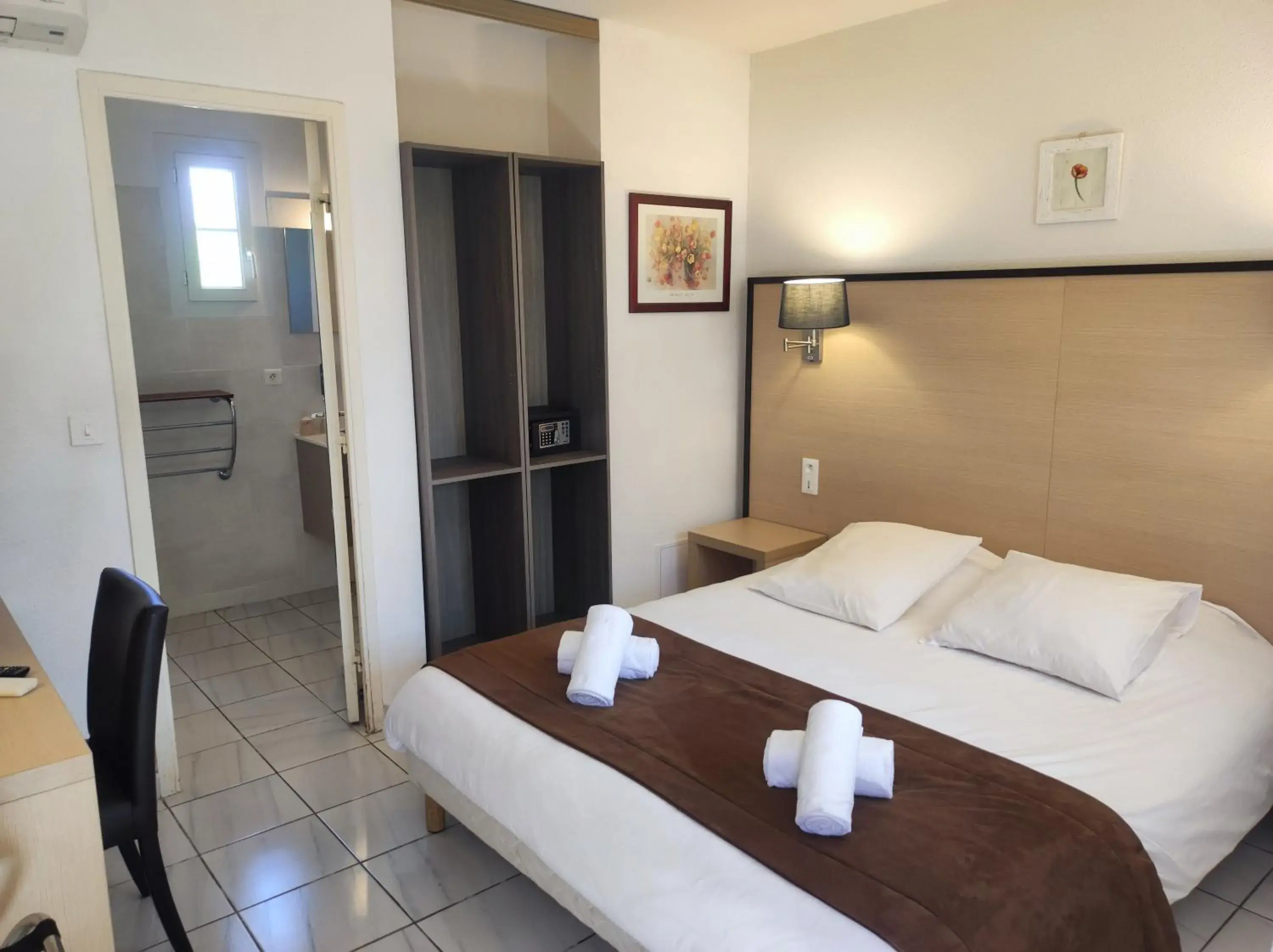 Standard Queen Room in Hôtel et Appart'Hôtel Le Relais Du Val D'Orbieu Standard Queen Room in Hôtel et Appart'Hôtel Le Relais Du Val D'Orbieu