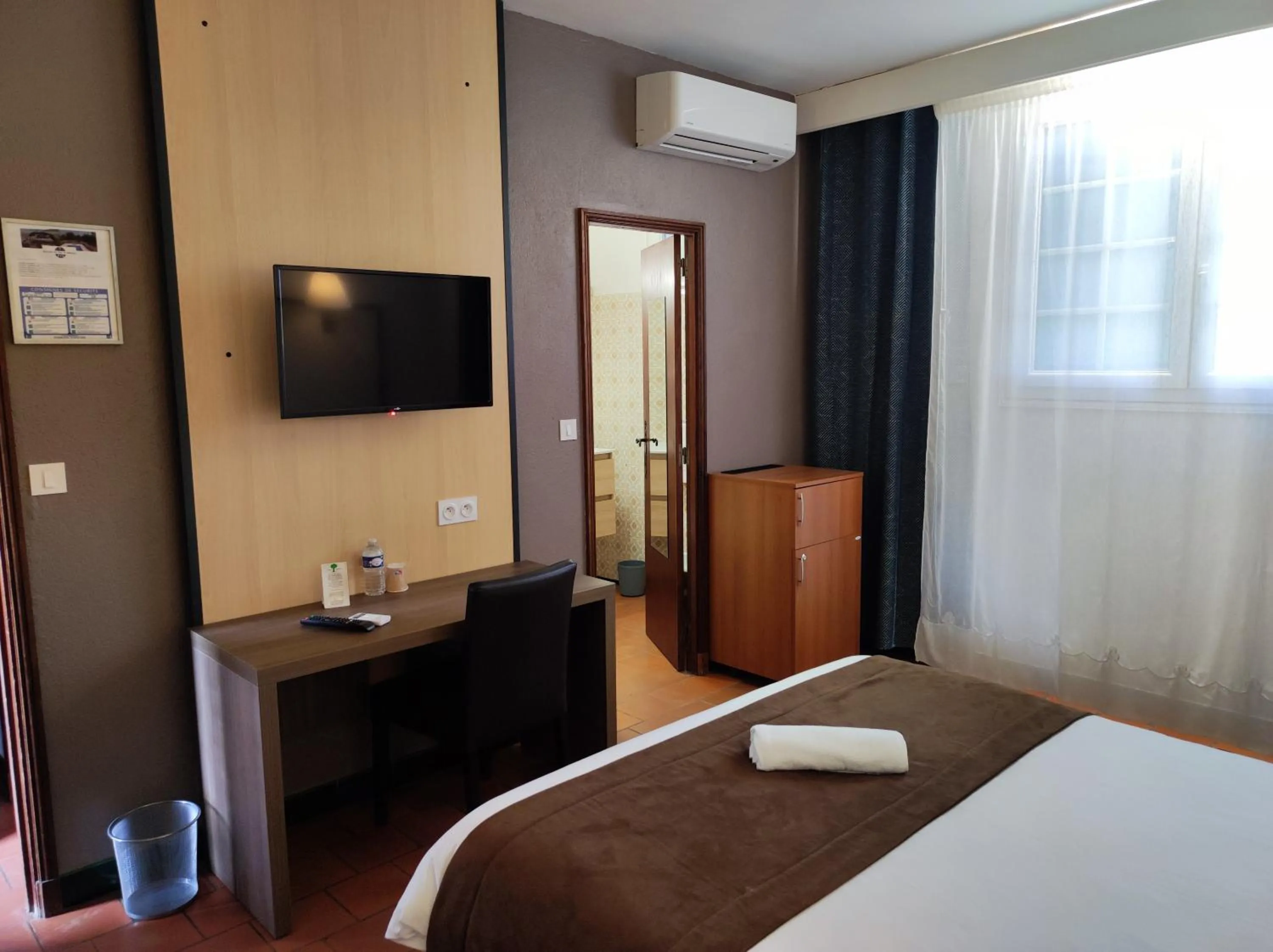 Bed in Hôtel et Appart'Hôtel Le Relais Du Val D'Orbieu