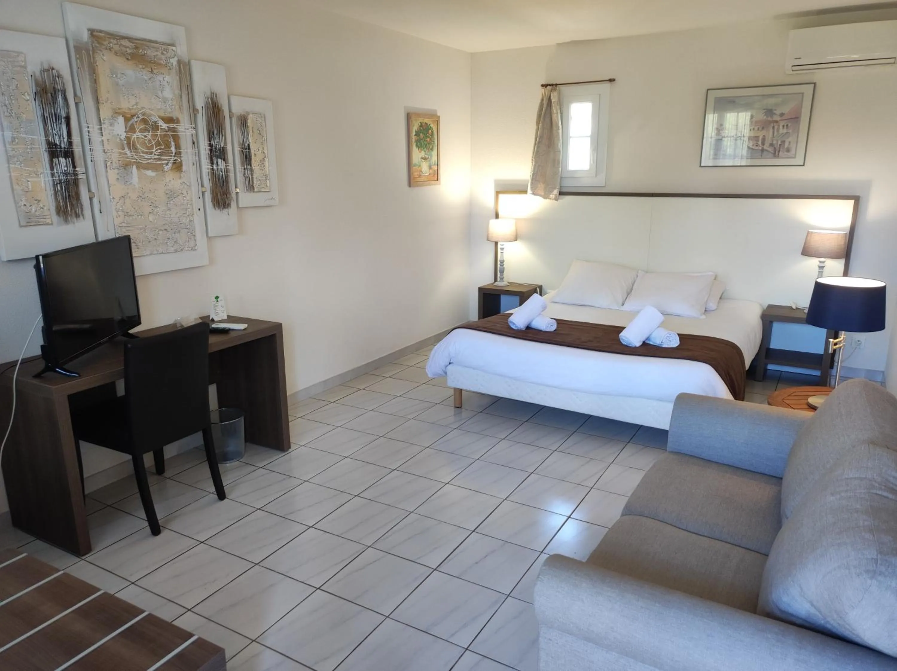 Bed in Hôtel et Appart'Hôtel Le Relais Du Val D'Orbieu