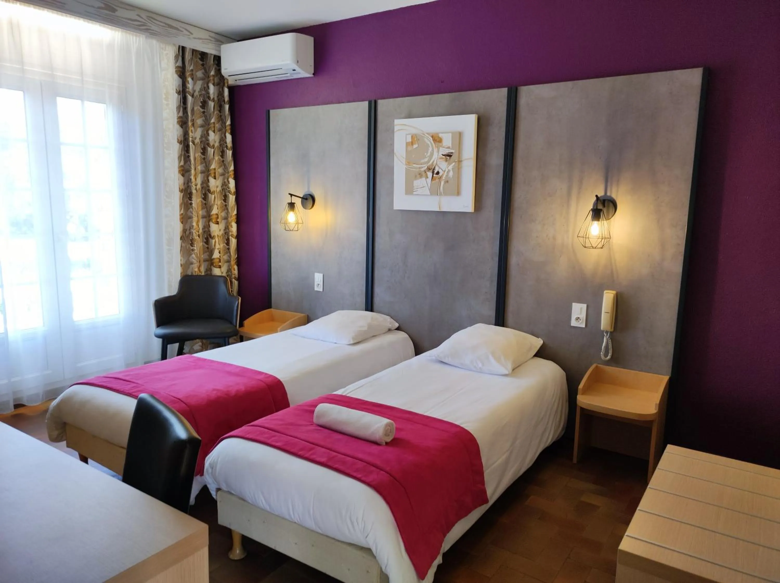 Bed in Hôtel et Appart'Hôtel Le Relais Du Val D'Orbieu