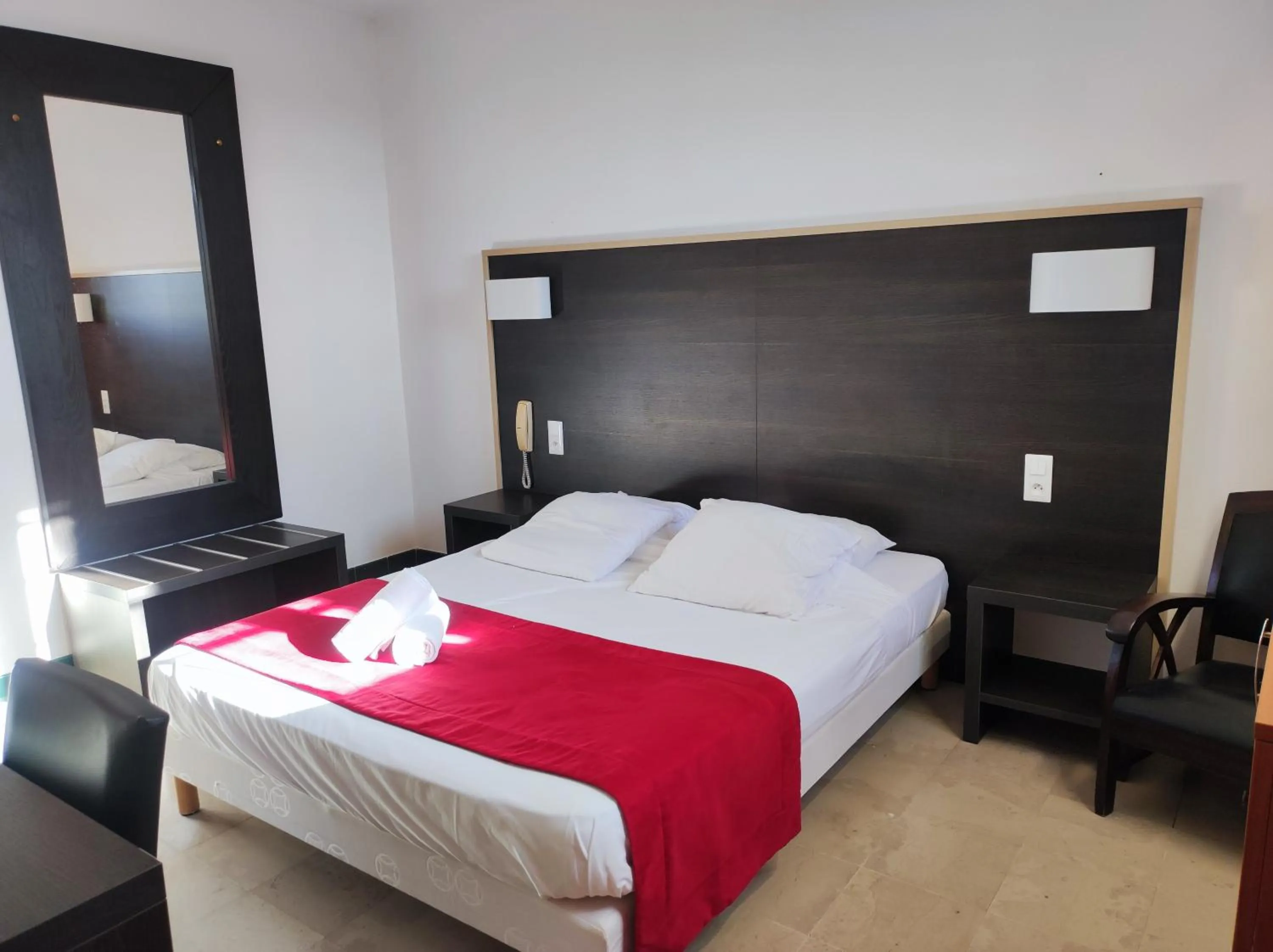 Bed in Hôtel et Appart'Hôtel Le Relais Du Val D'Orbieu