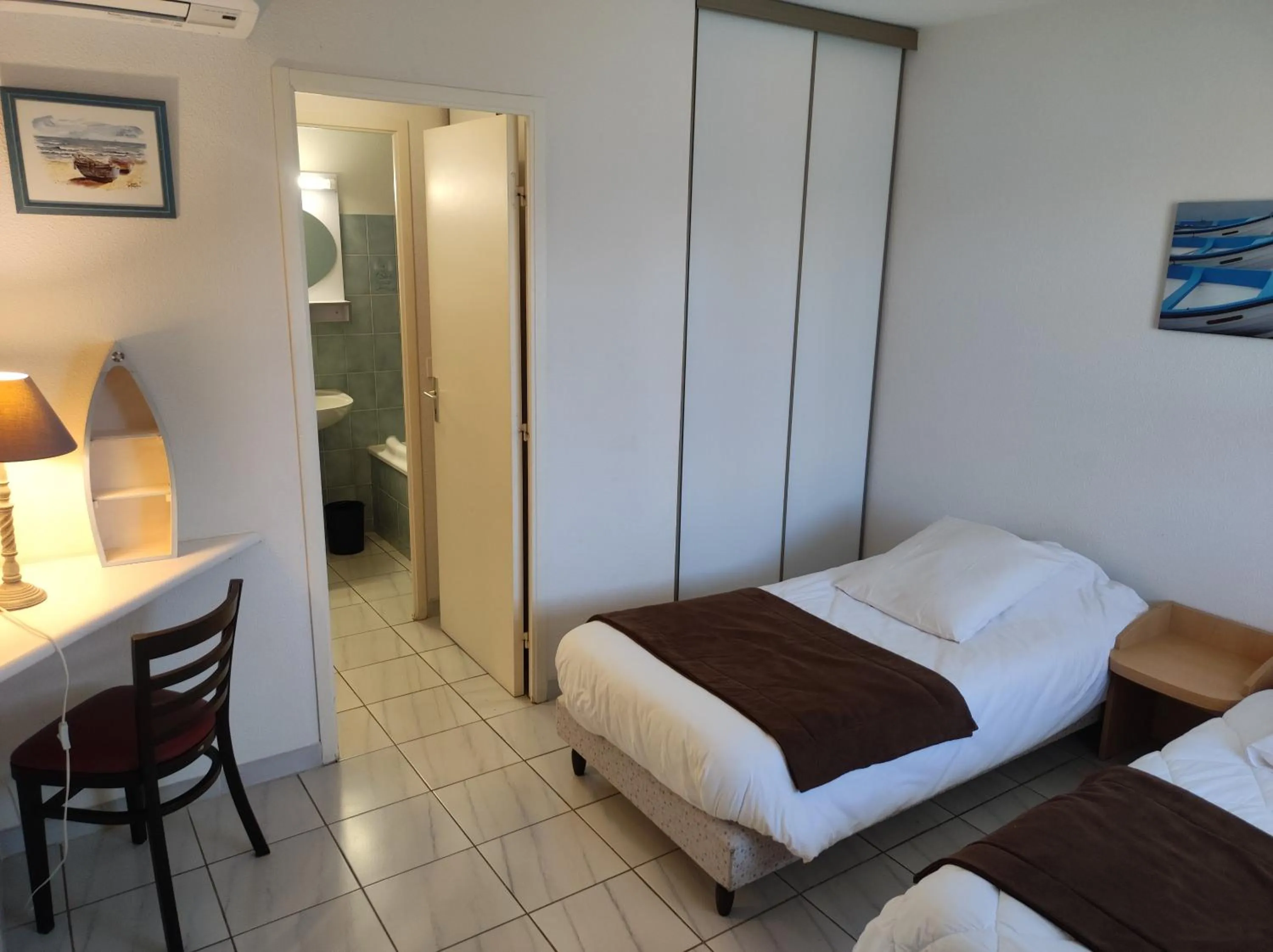 Bed in Hôtel et Appart'Hôtel Le Relais Du Val D'Orbieu