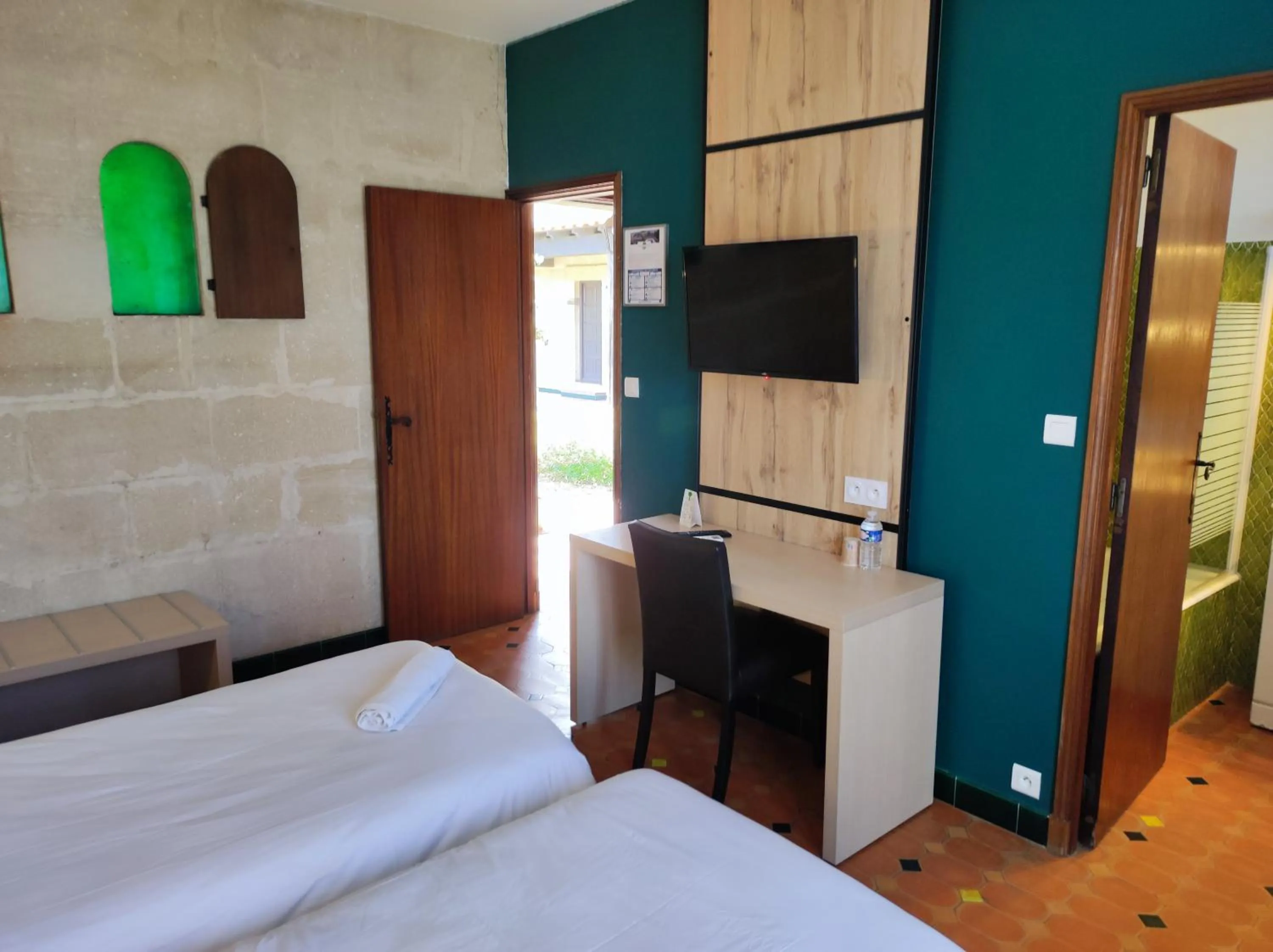 Bed in Hôtel et Appart'Hôtel Le Relais Du Val D'Orbieu