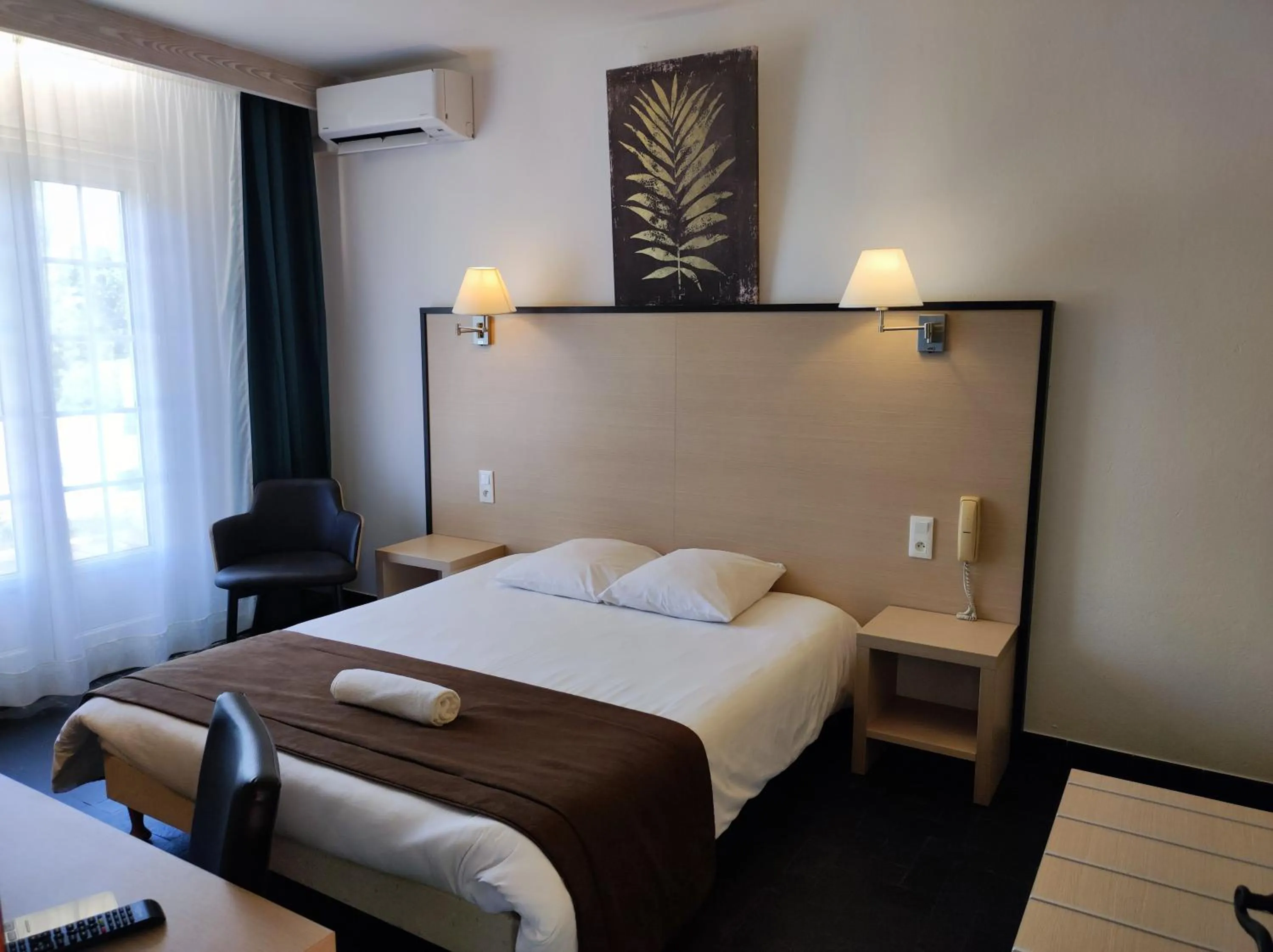 Bed in Hôtel et Appart'Hôtel Le Relais Du Val D'Orbieu