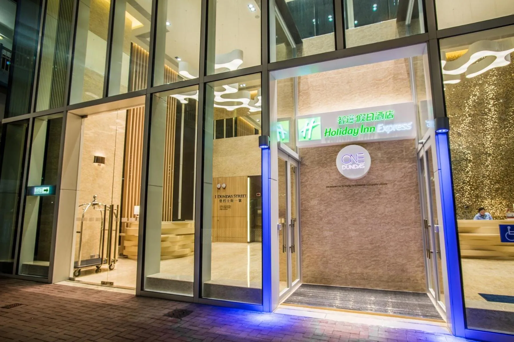 Facade/entrance in One Dundas