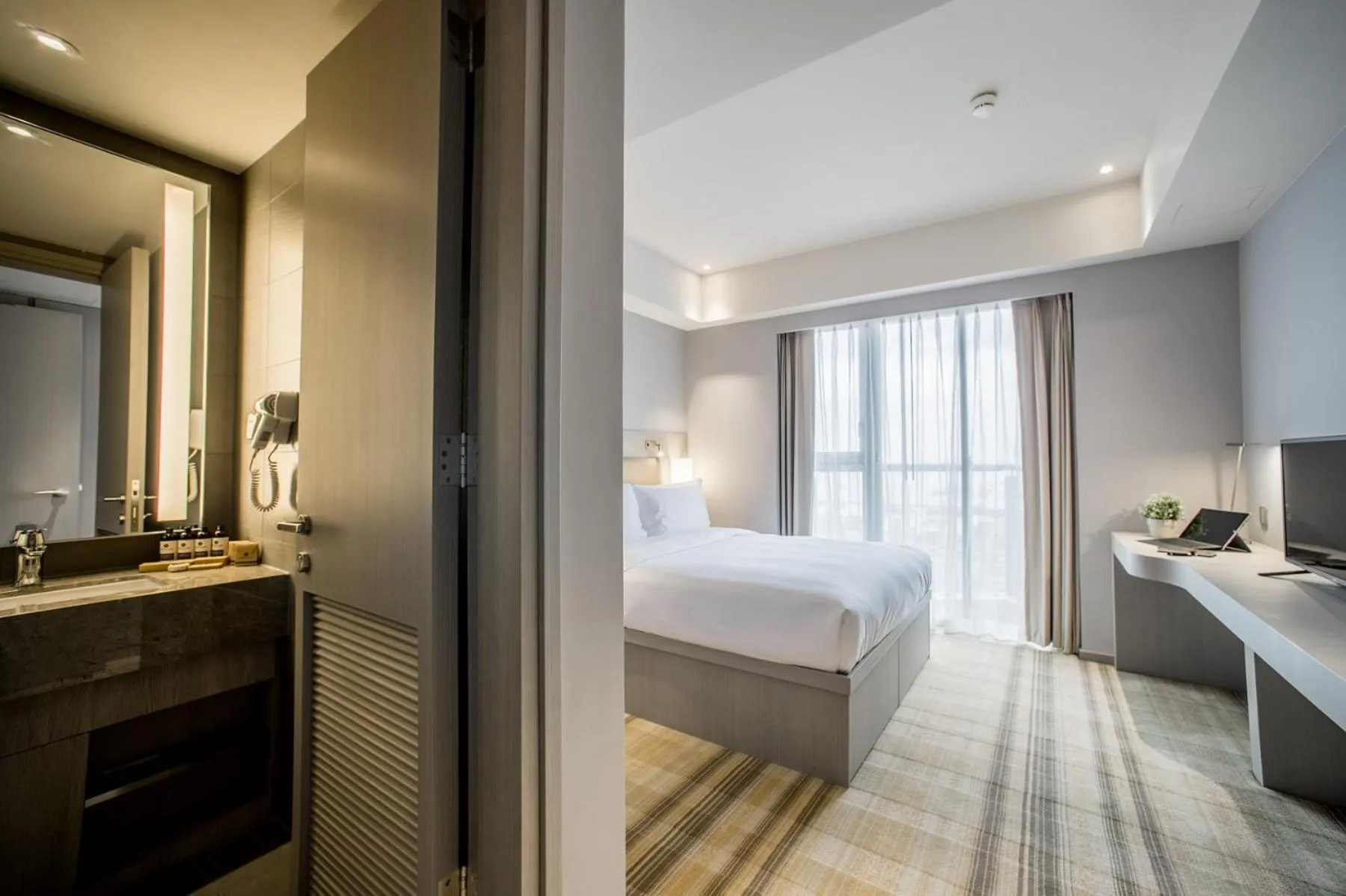 Photo of the whole room, Bed in One Dundas