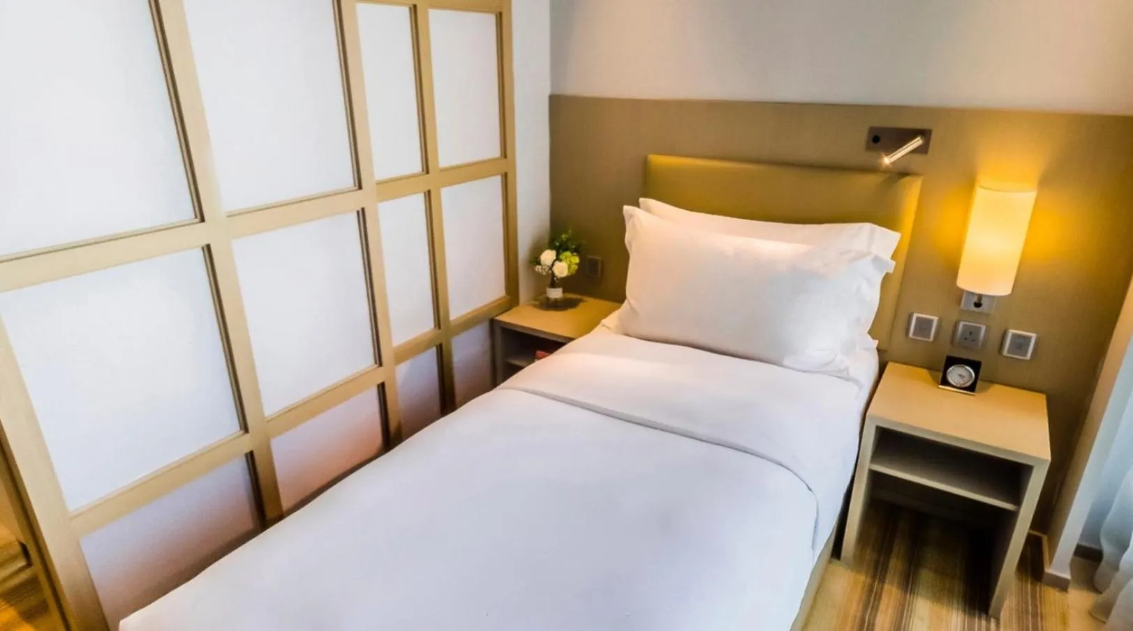 Bedroom, Bed in One Dundas