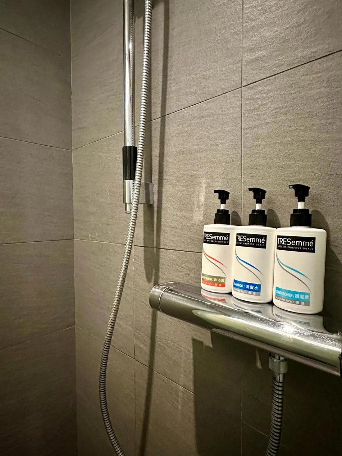 Shower in One Dundas