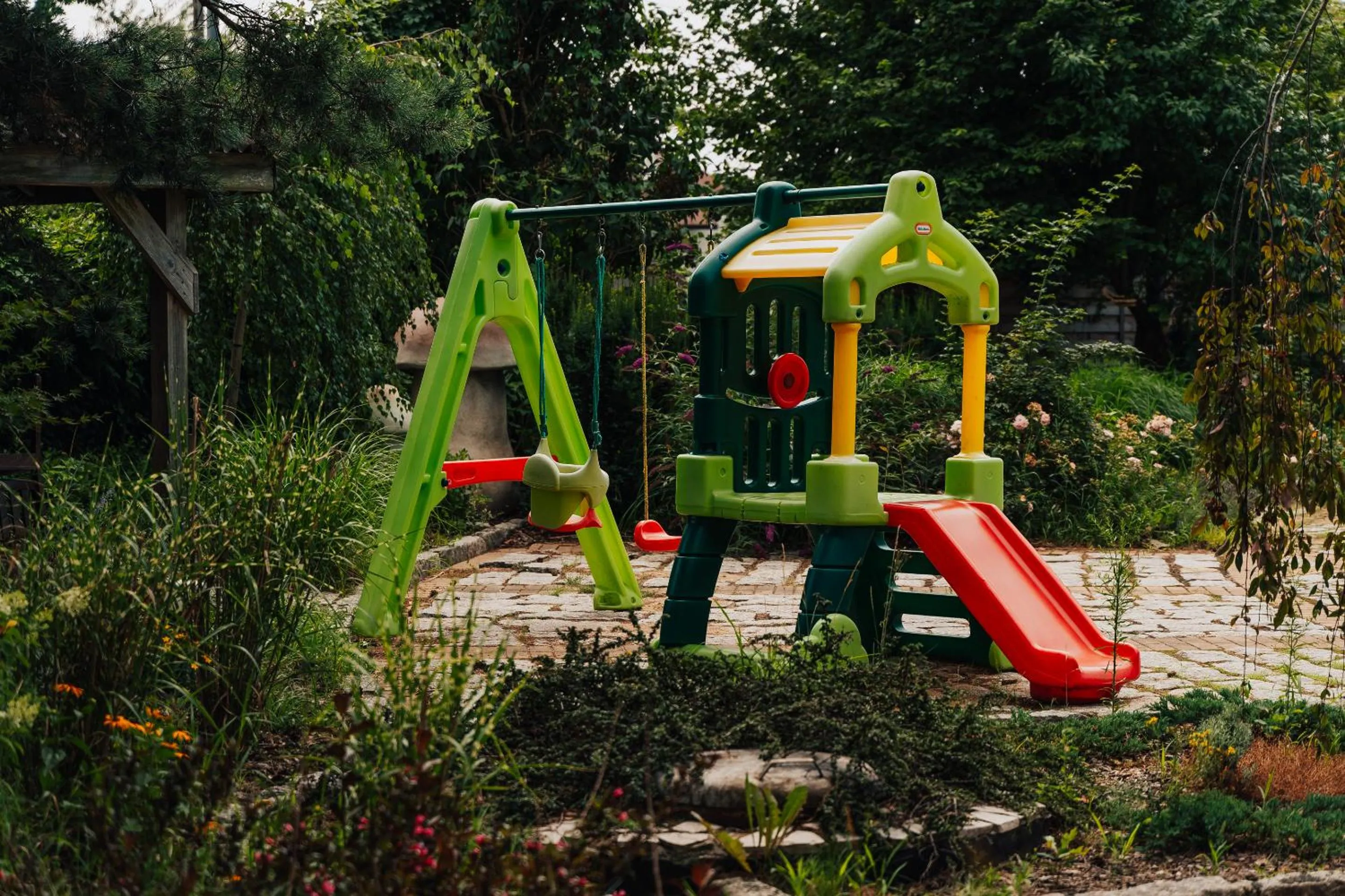 children in Hotel Sphinx
