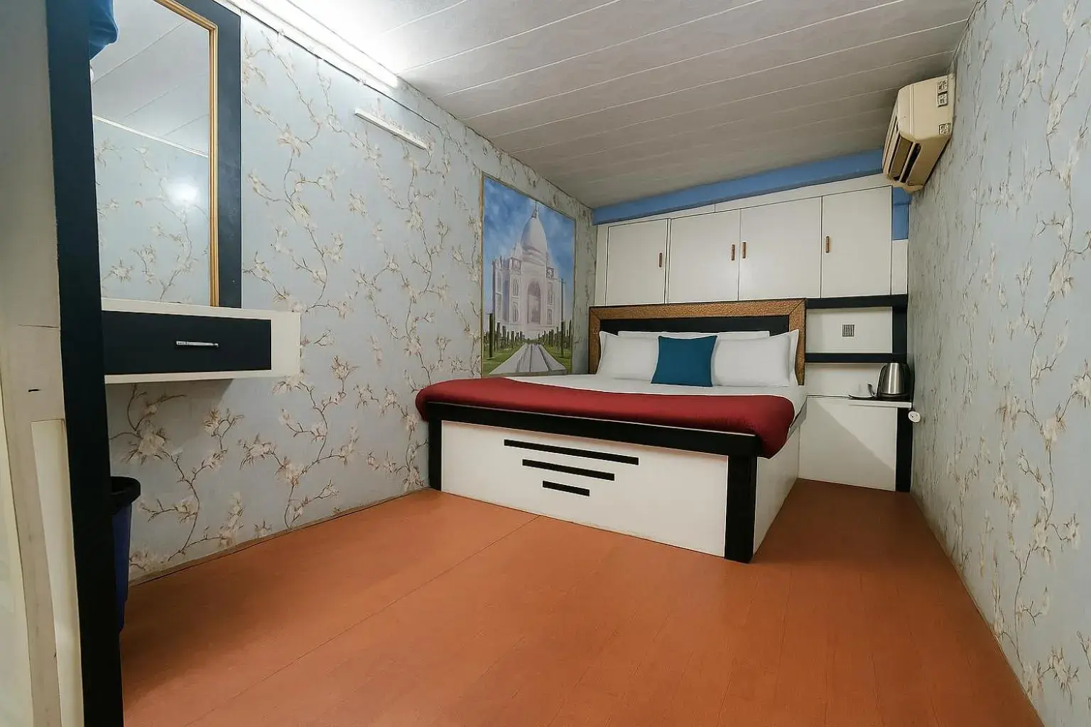 Bed in Taj City Hotel Bed in Taj City Hotel