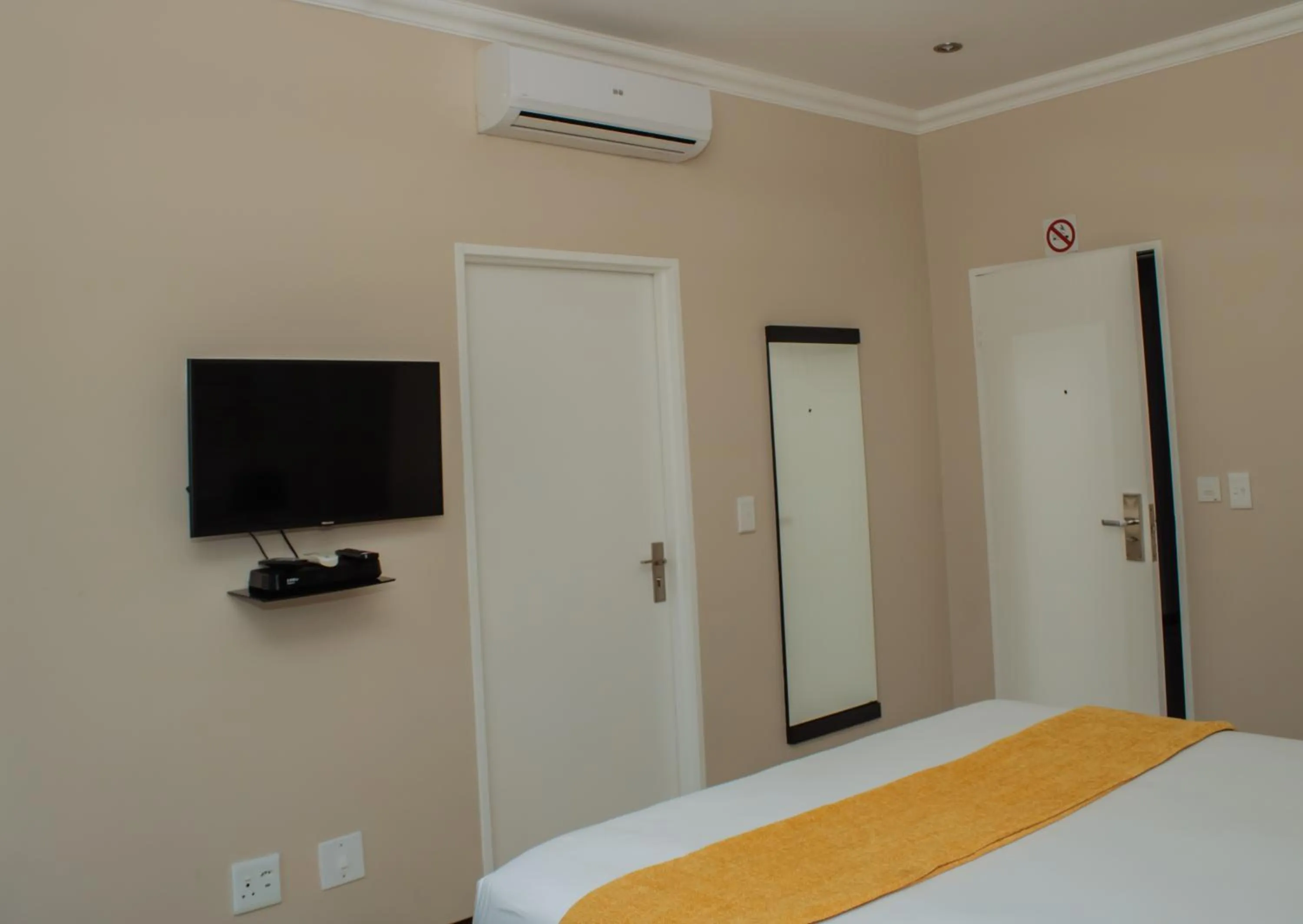 Bedroom, Bed in Heavenly Boutique Hotel