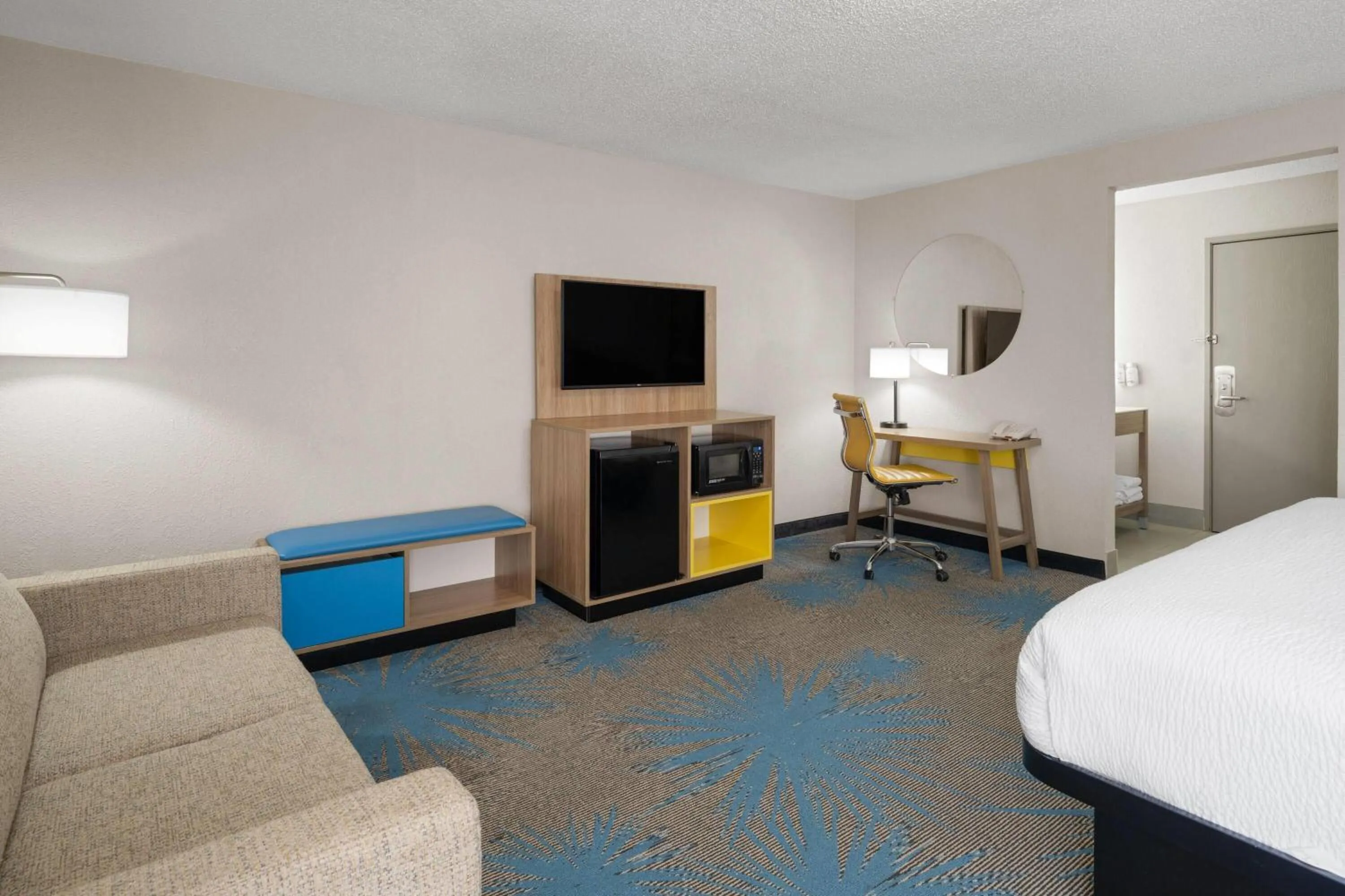 Photo of the whole room, Bed in Days Inn by Wyndham Davenport