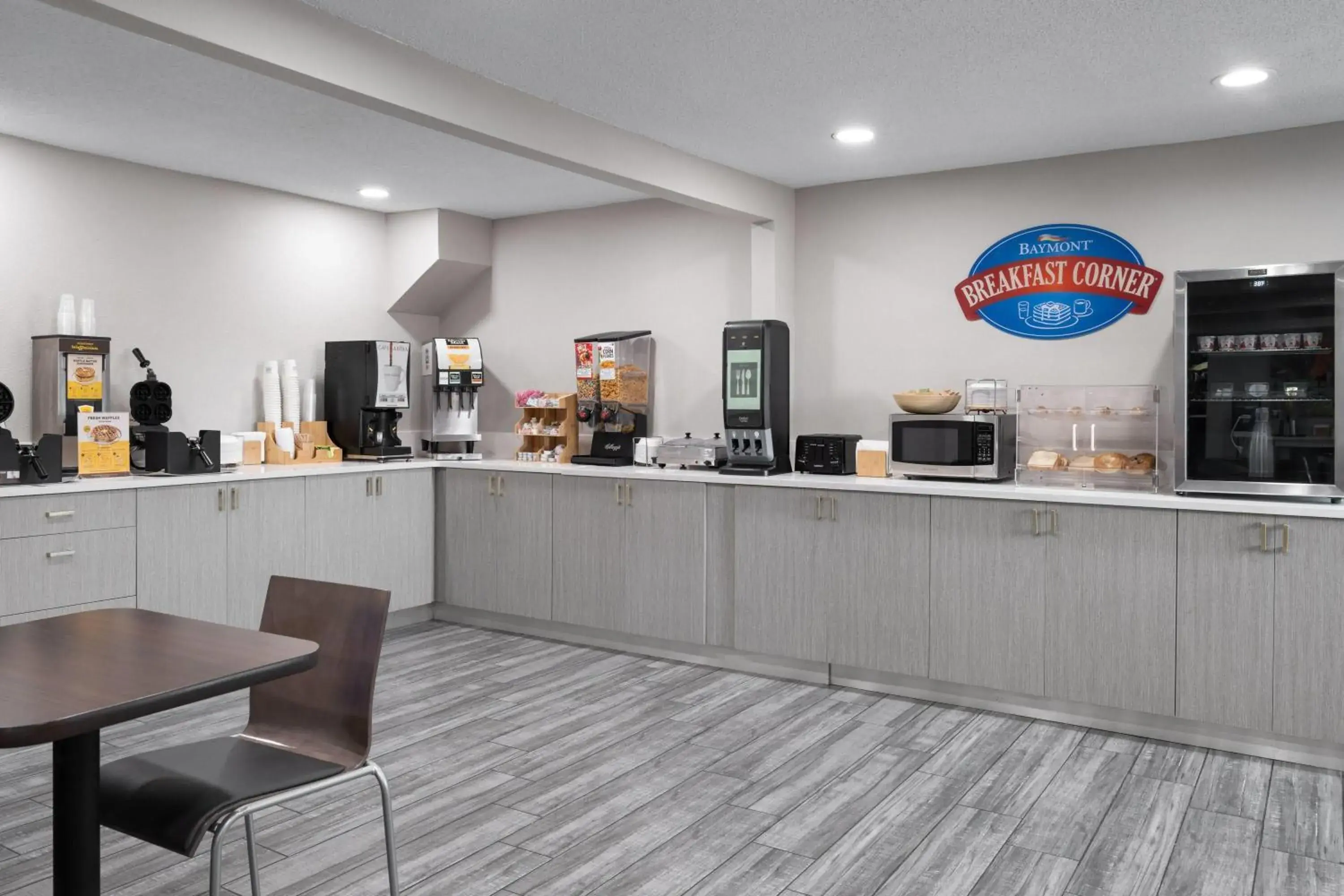 Breakfast in Days Inn by Wyndham Davenport Breakfast in Days Inn by Wyndham Davenport