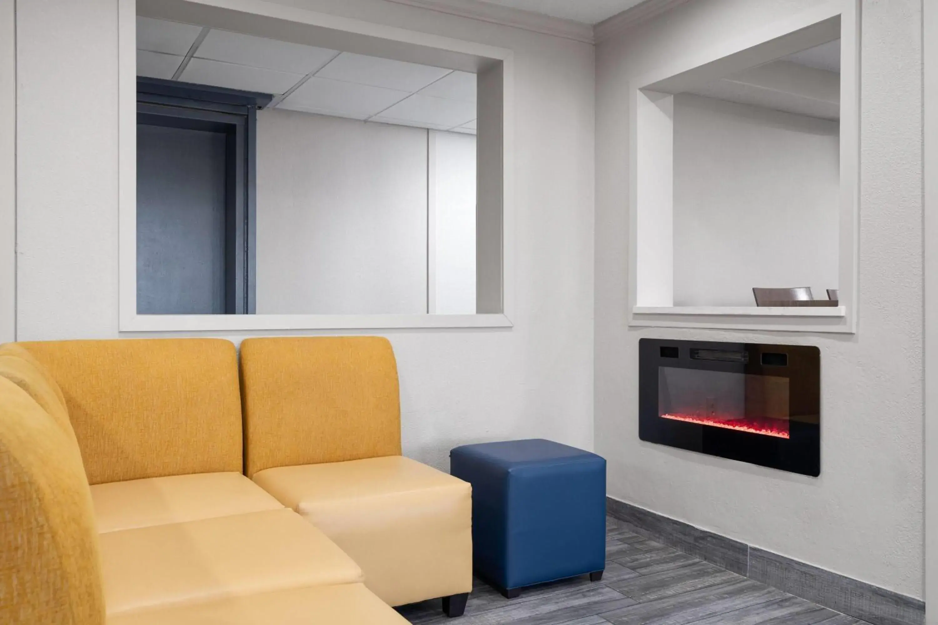 Lobby or reception in Days Inn by Wyndham Davenport Lobby or reception in Days Inn by Wyndham Davenport