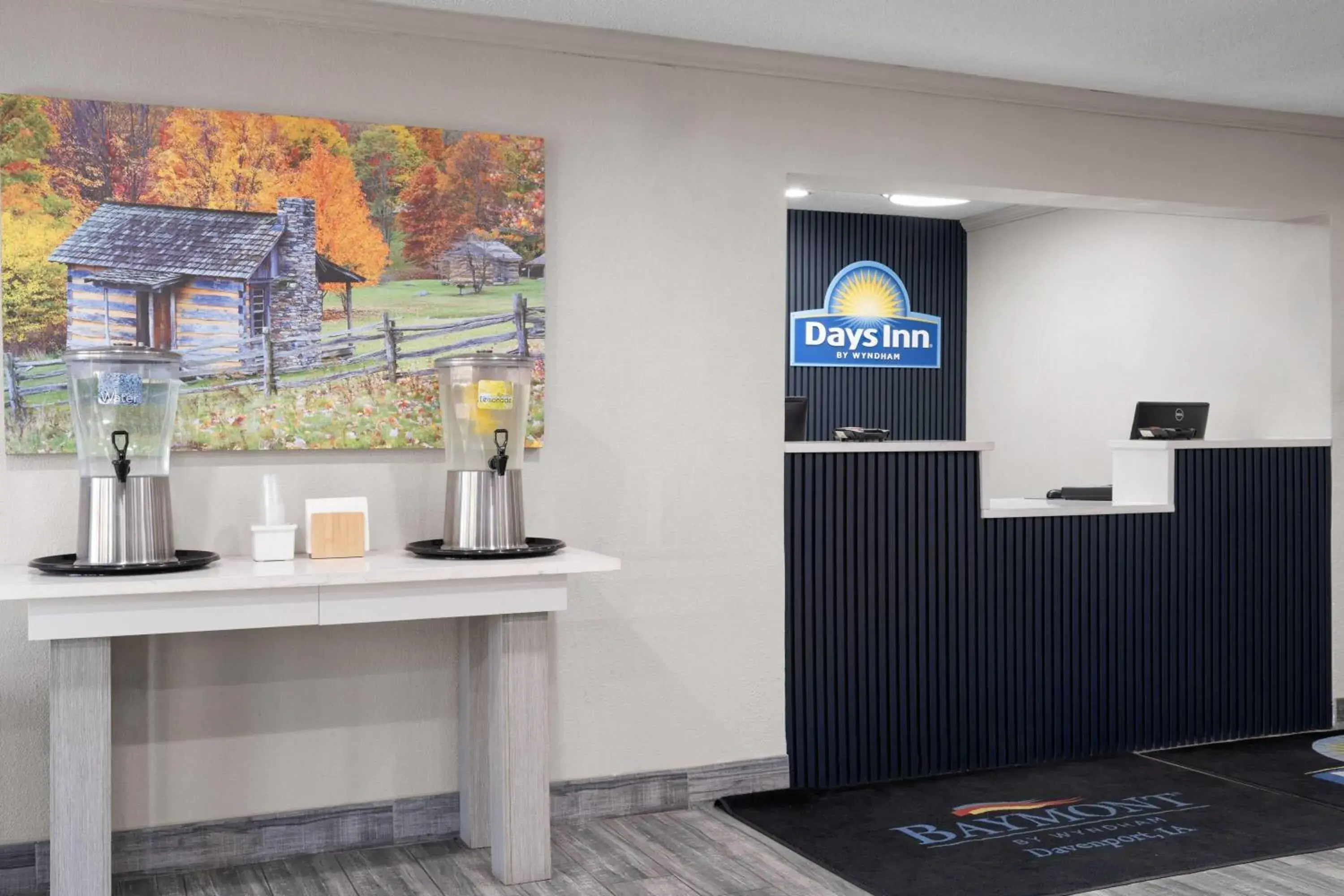 Lobby or reception in Days Inn by Wyndham Davenport Lobby or reception in Days Inn by Wyndham Davenport