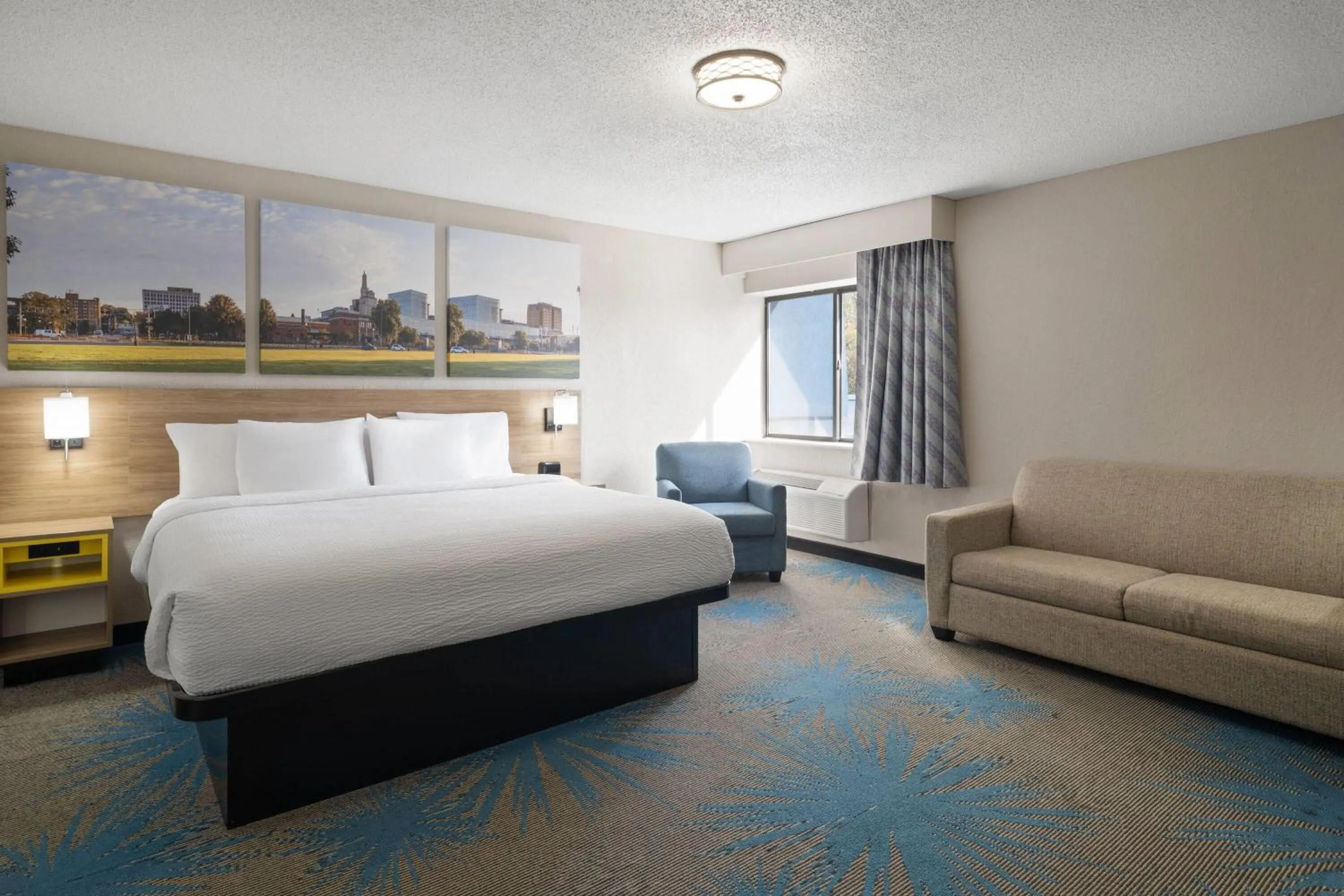 Photo of the whole room, Bed in Days Inn by Wyndham Davenport