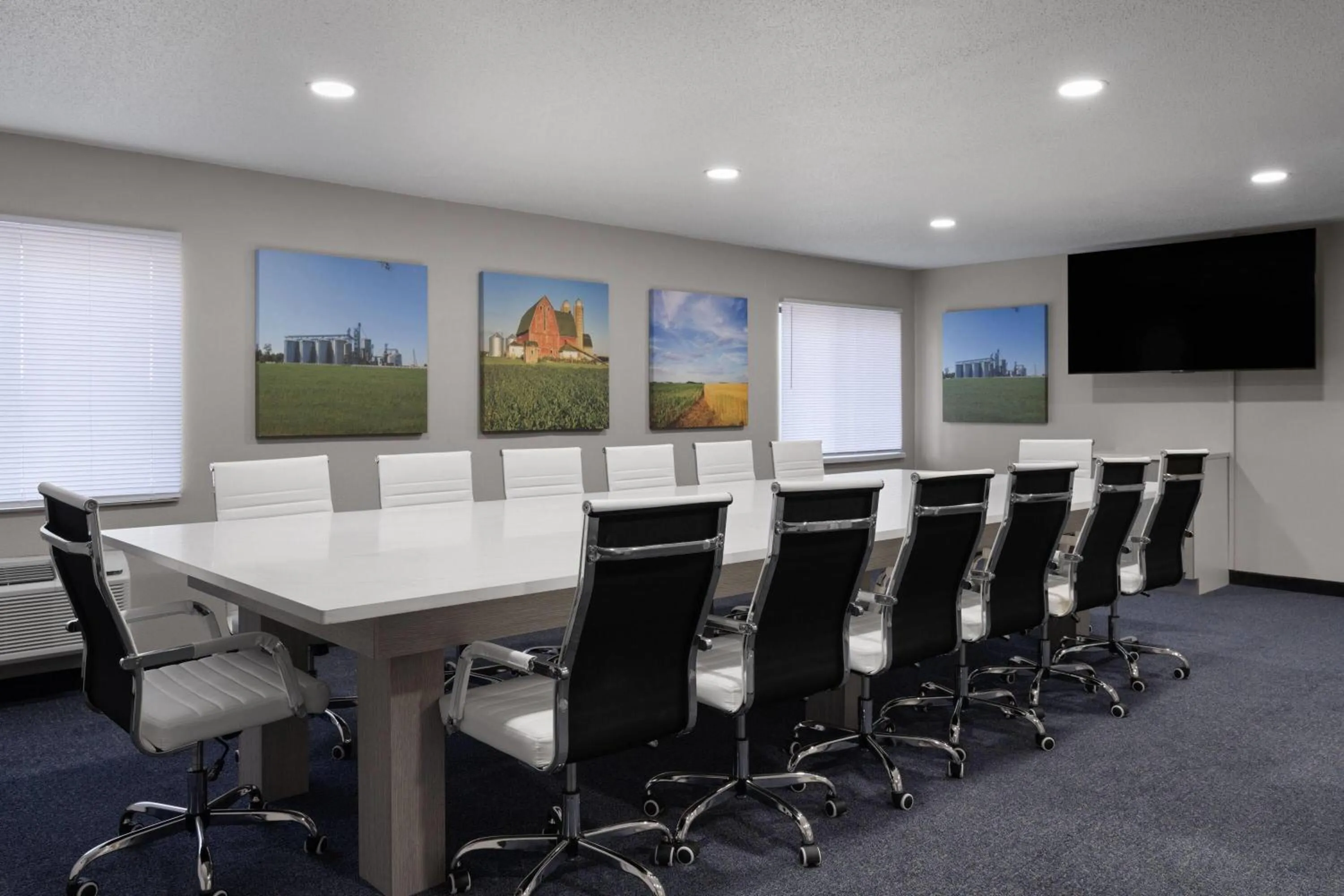 Meeting/conference room in Days Inn by Wyndham Davenport