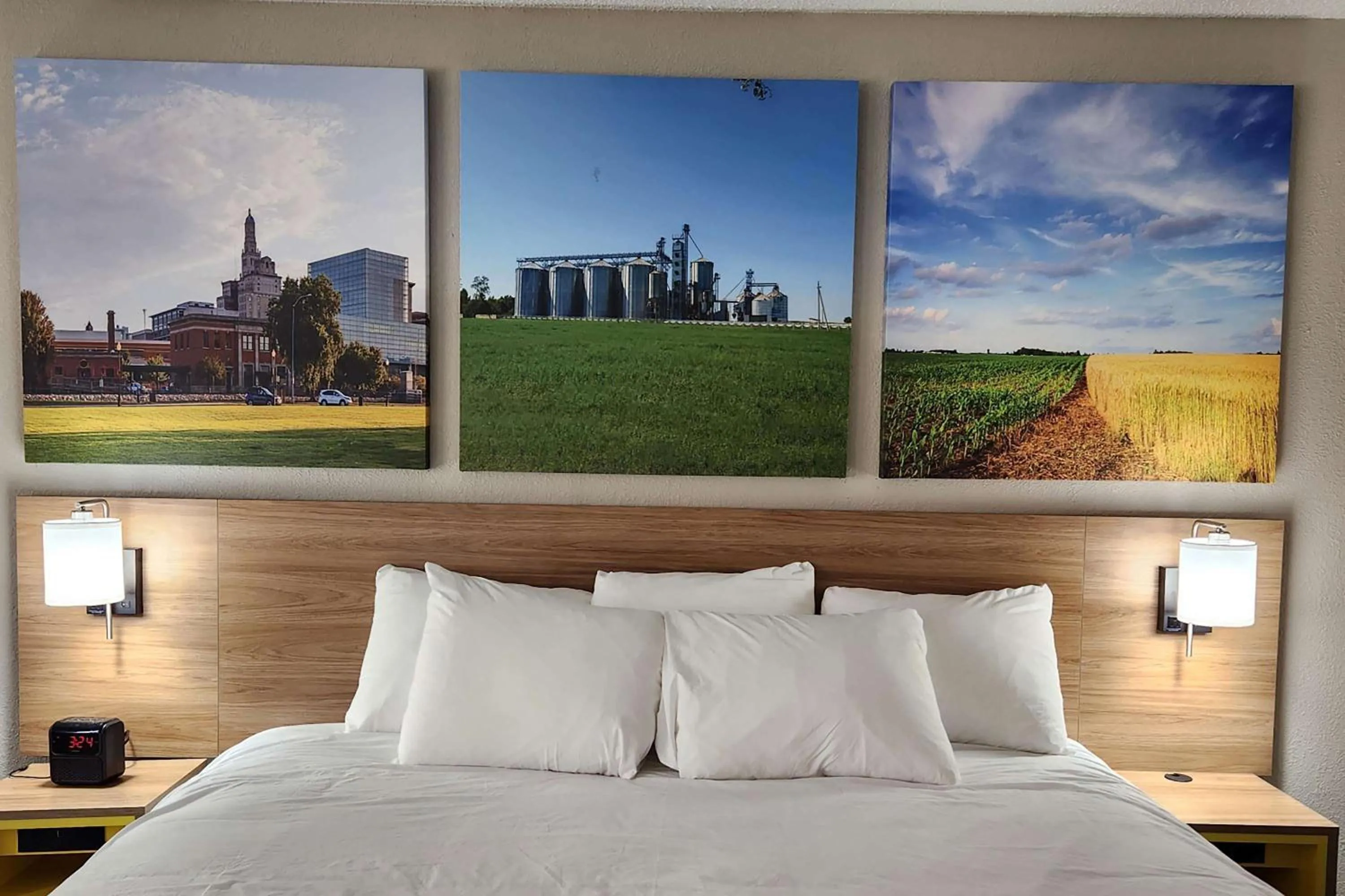 Photo of the whole room, Bed in Days Inn by Wyndham Davenport
