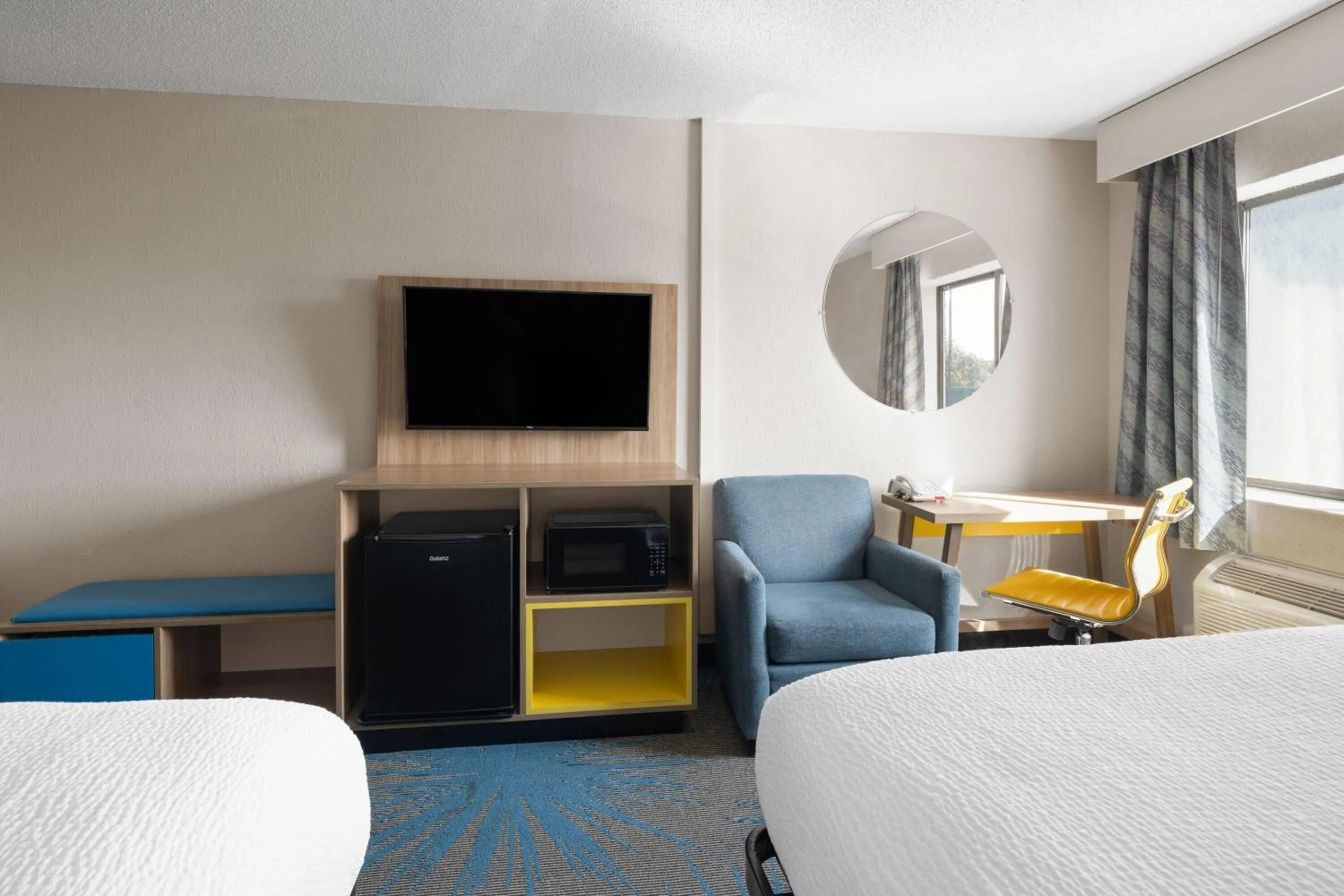 Photo of the whole room, Bed in Days Inn by Wyndham Davenport