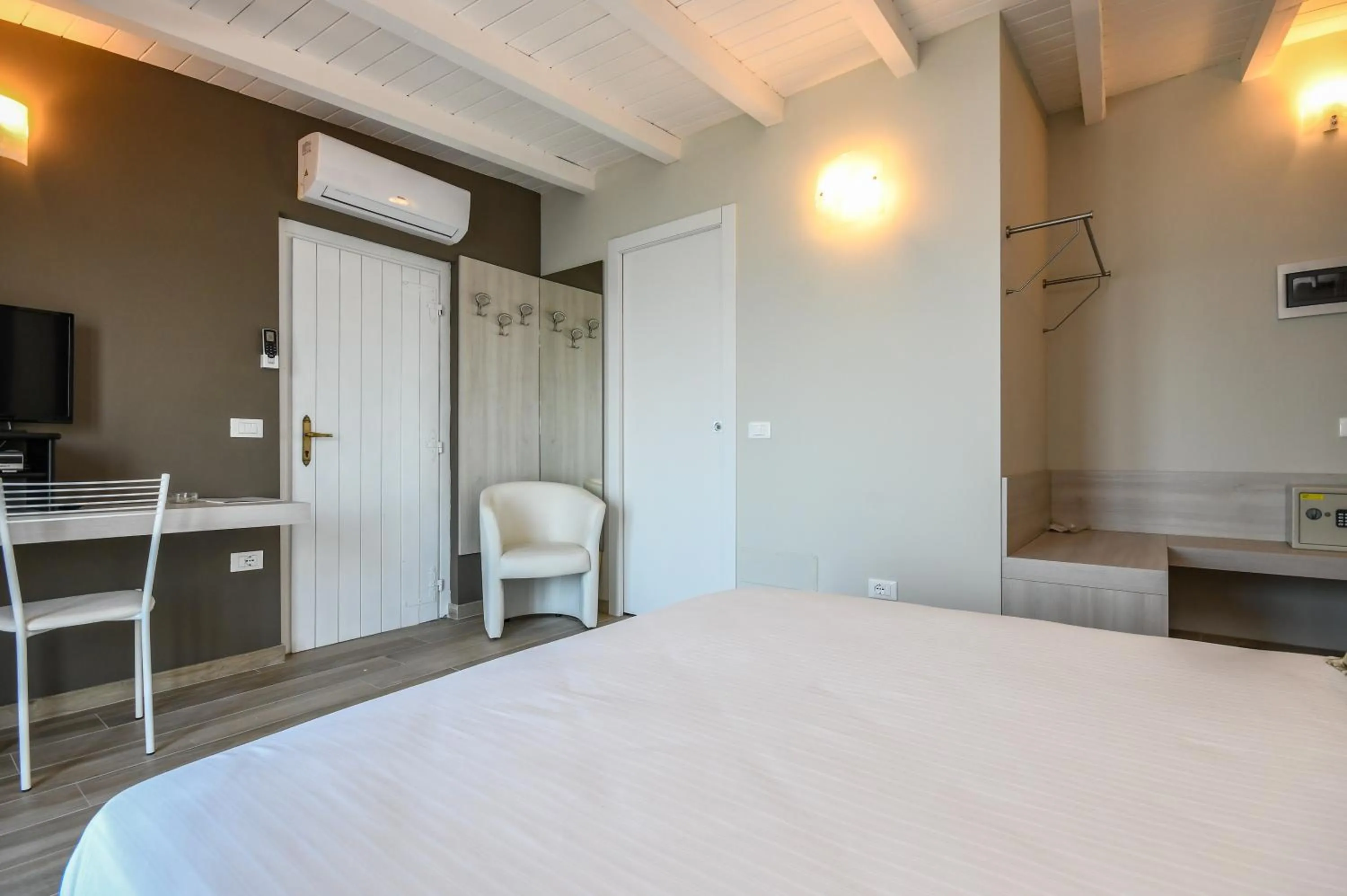 Bedroom, Bed in VILLA GARUTI VILLAGE