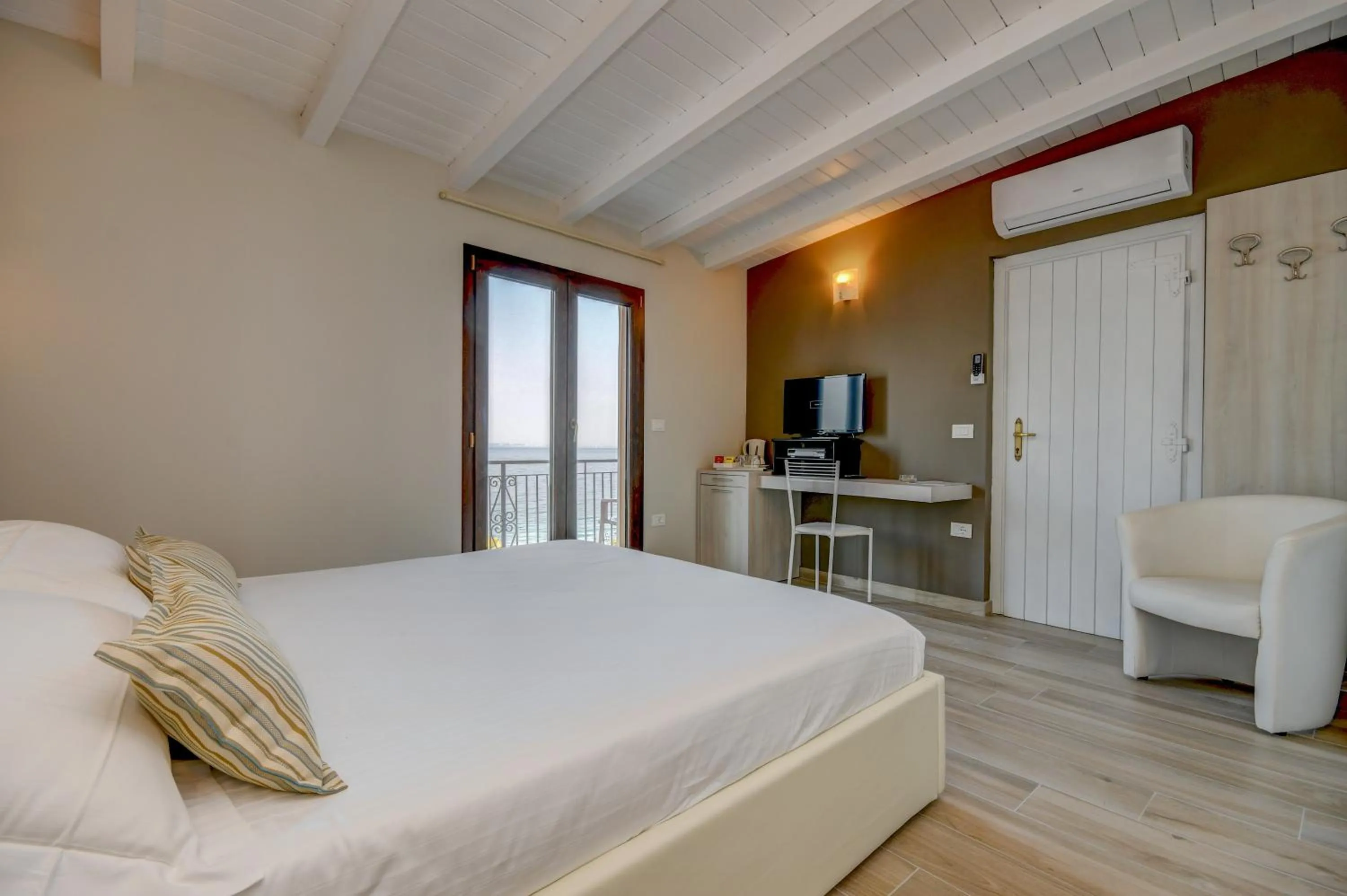 Bedroom, Bed in VILLA GARUTI VILLAGE
