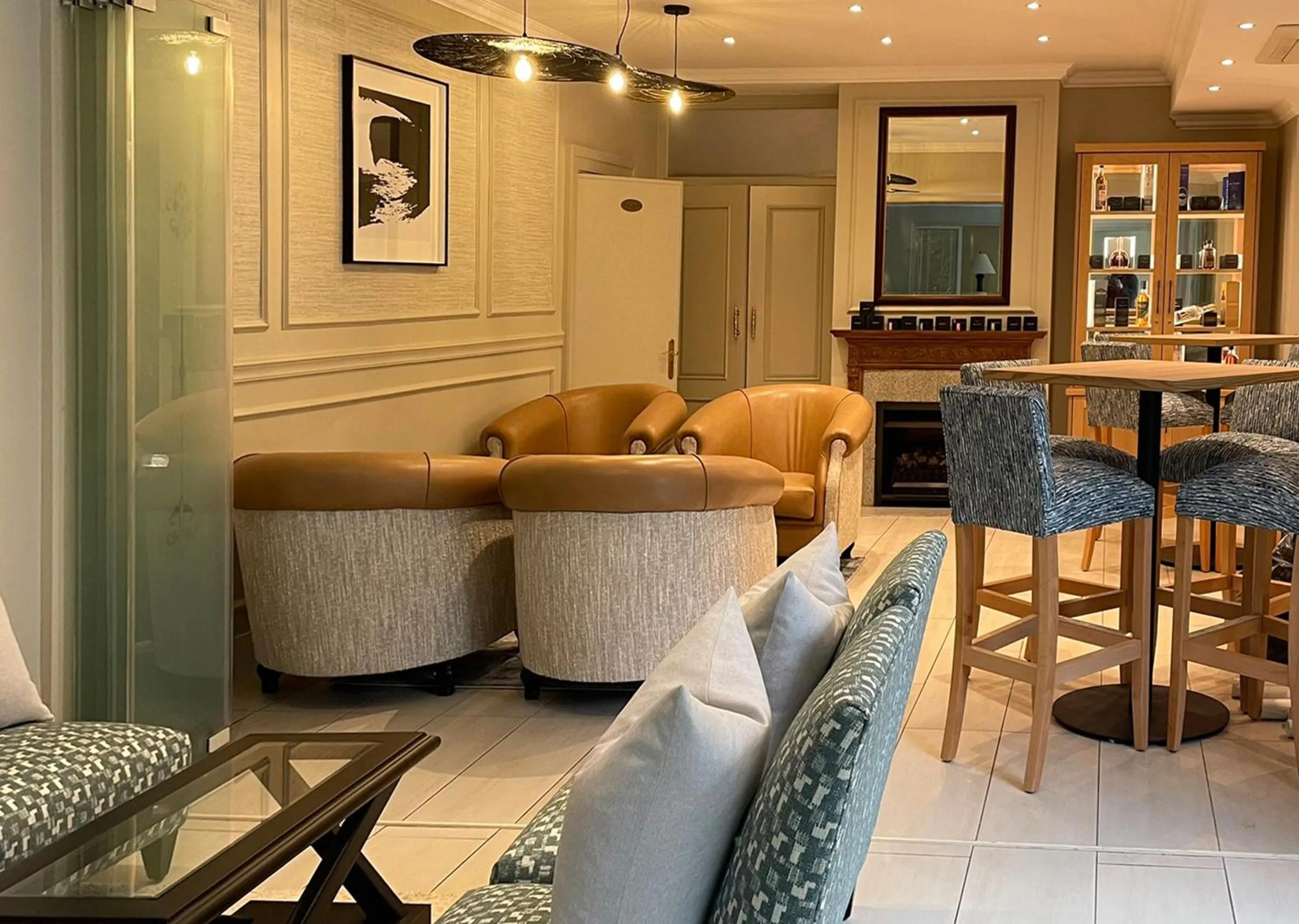 Lounge or bar in 10 2nd Avenue Houghton Estate by Dream Resorts