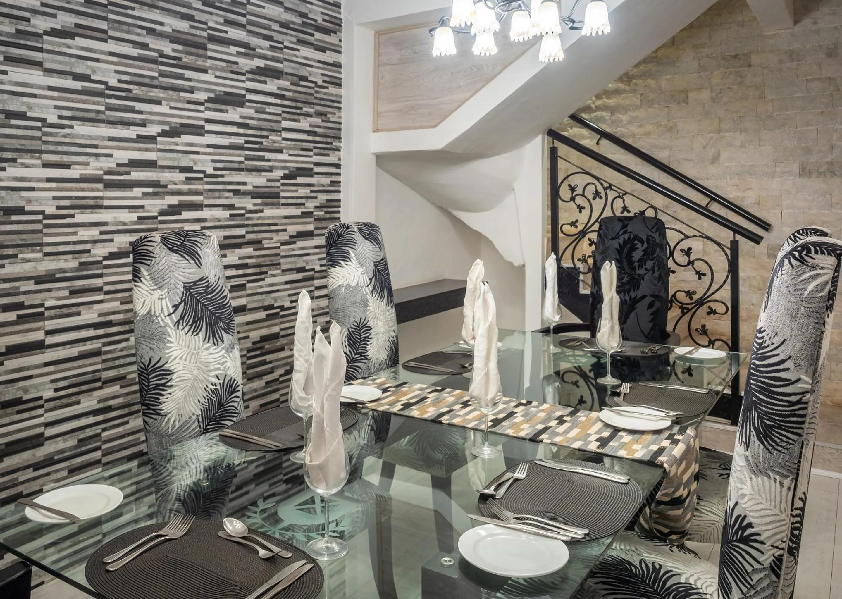 Dining area in 10 2nd Avenue Houghton Estate by Dream Resorts