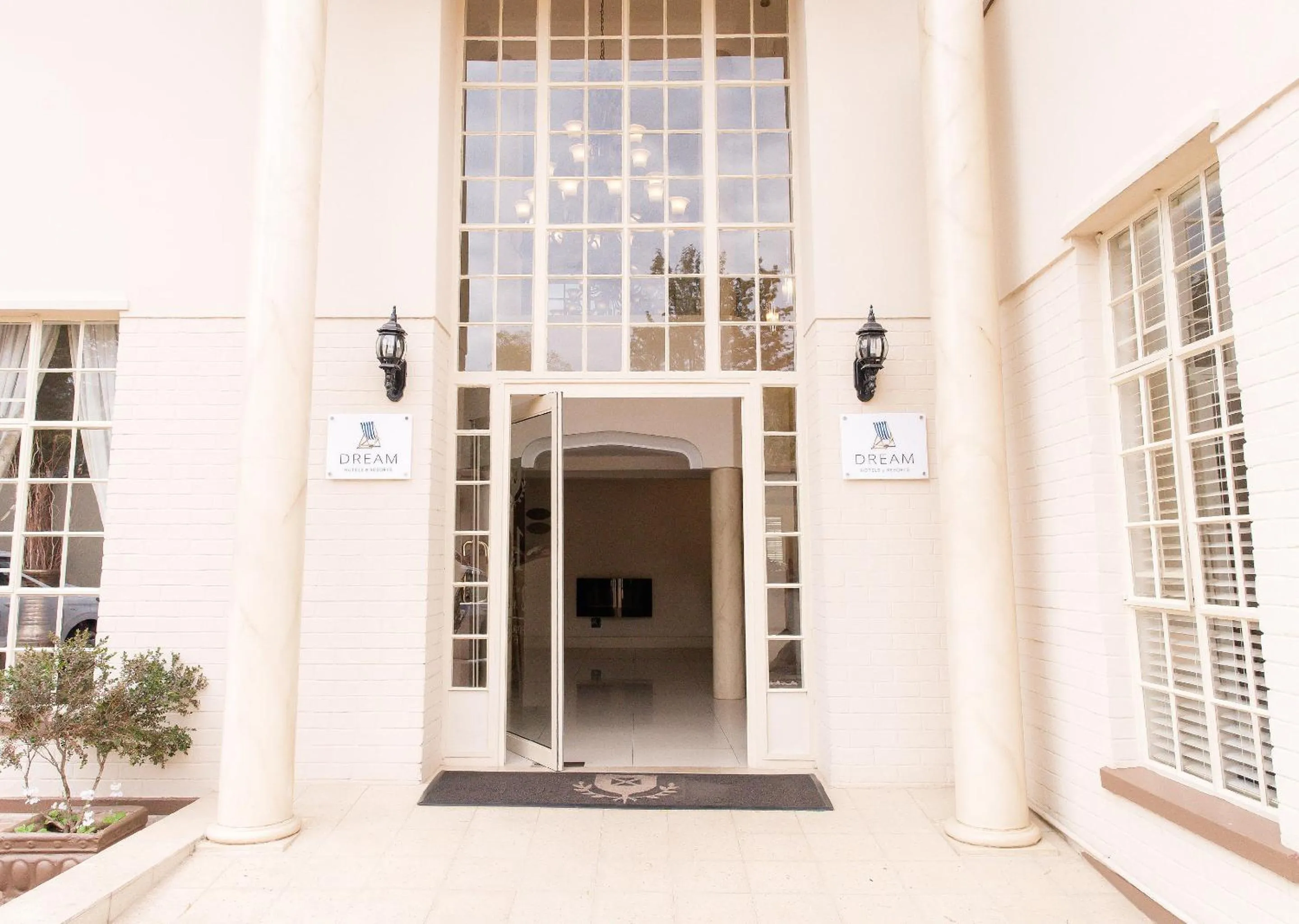 Facade/entrance in 10 2nd Avenue Houghton Estate by Dream Resorts