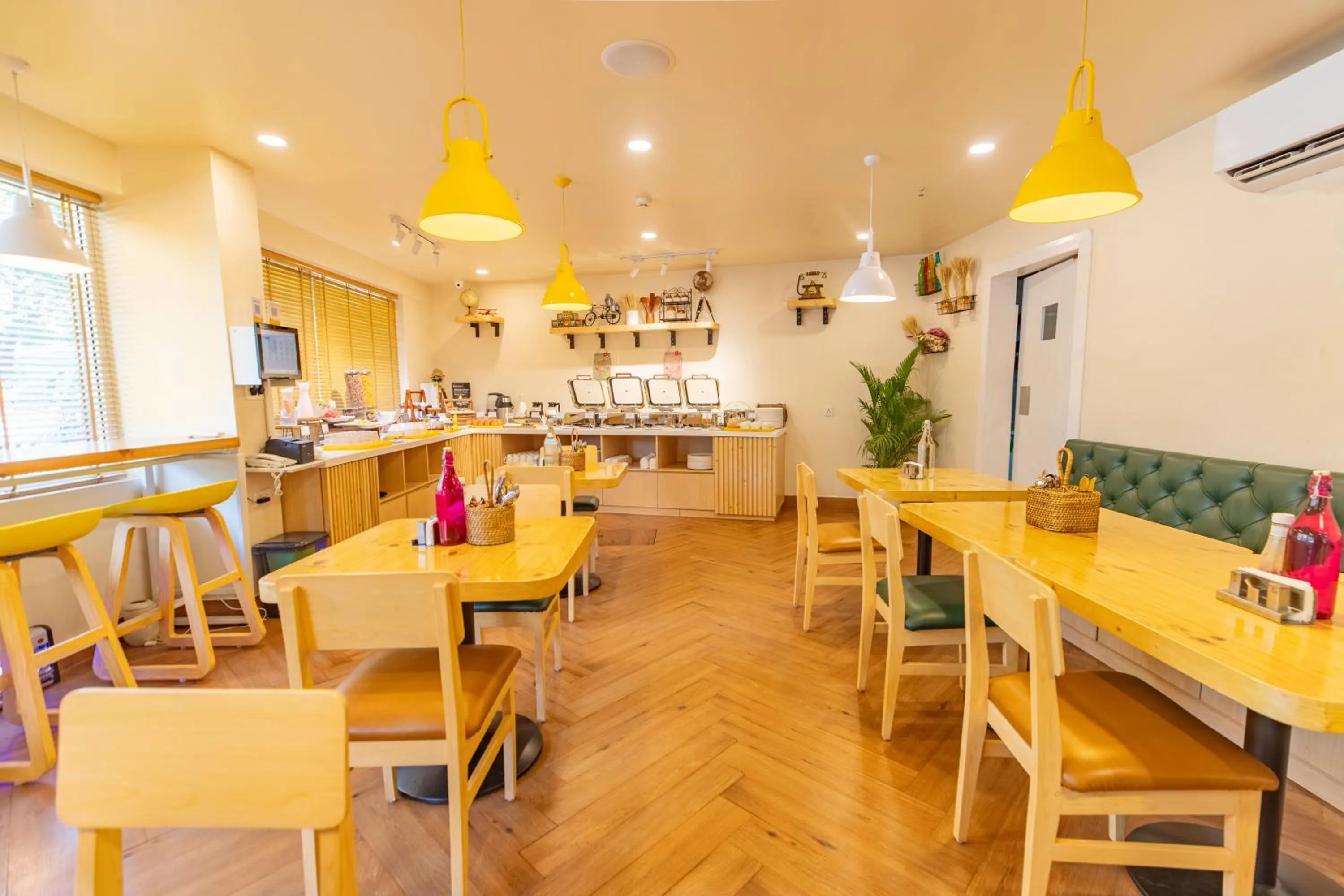 Restaurant/places to eat in Bloom Hotel - Richmond Road