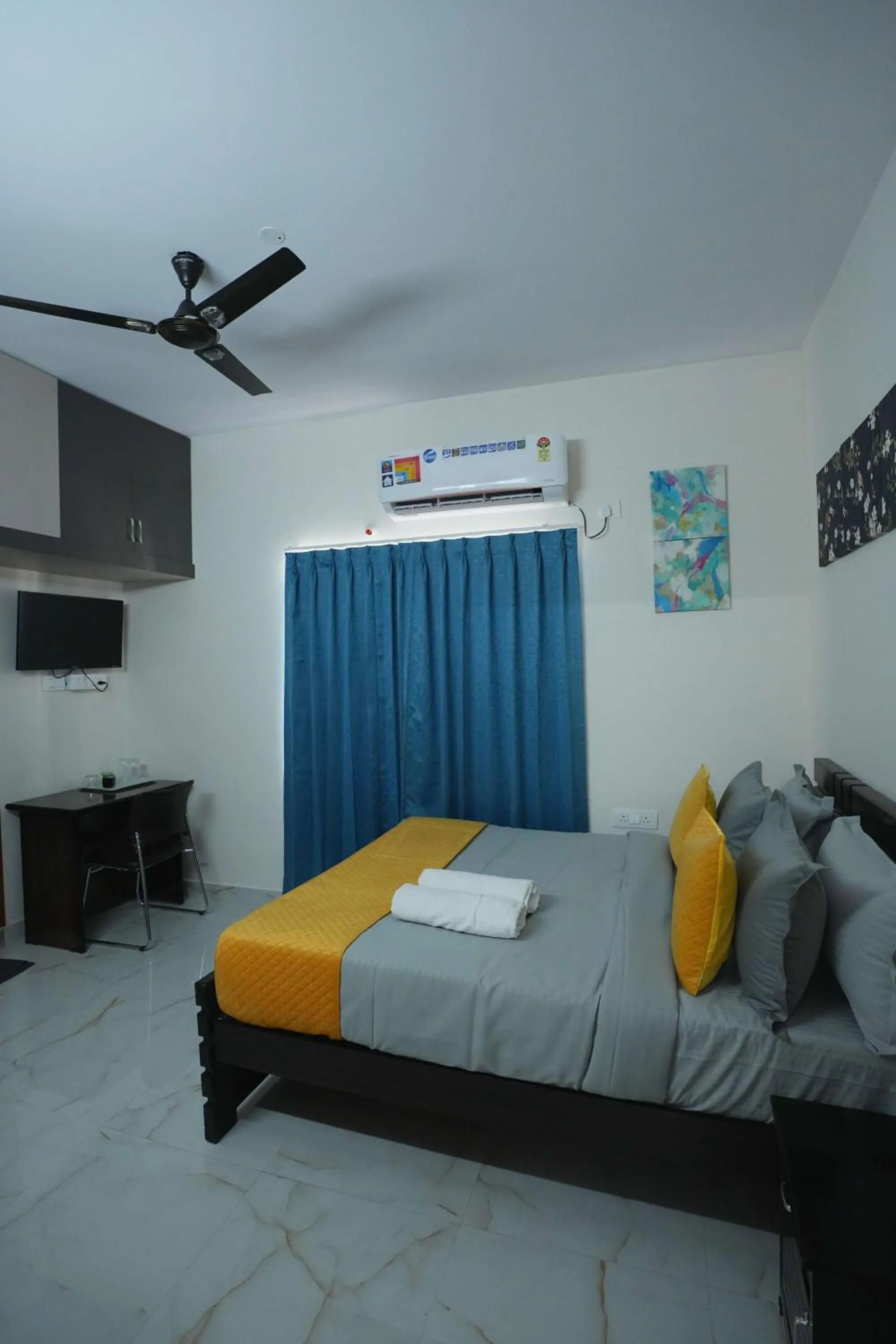 Bed in Yellow Bells Serviced Apartments Hitech City
