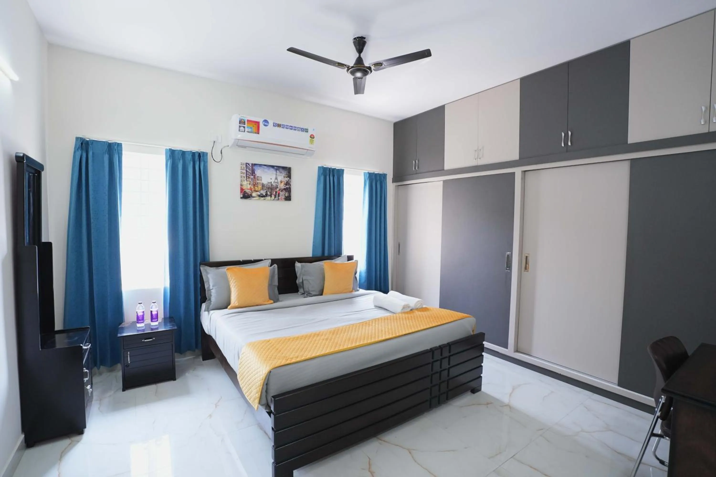 Bed in Yellow Bells Serviced Apartments Hitech City