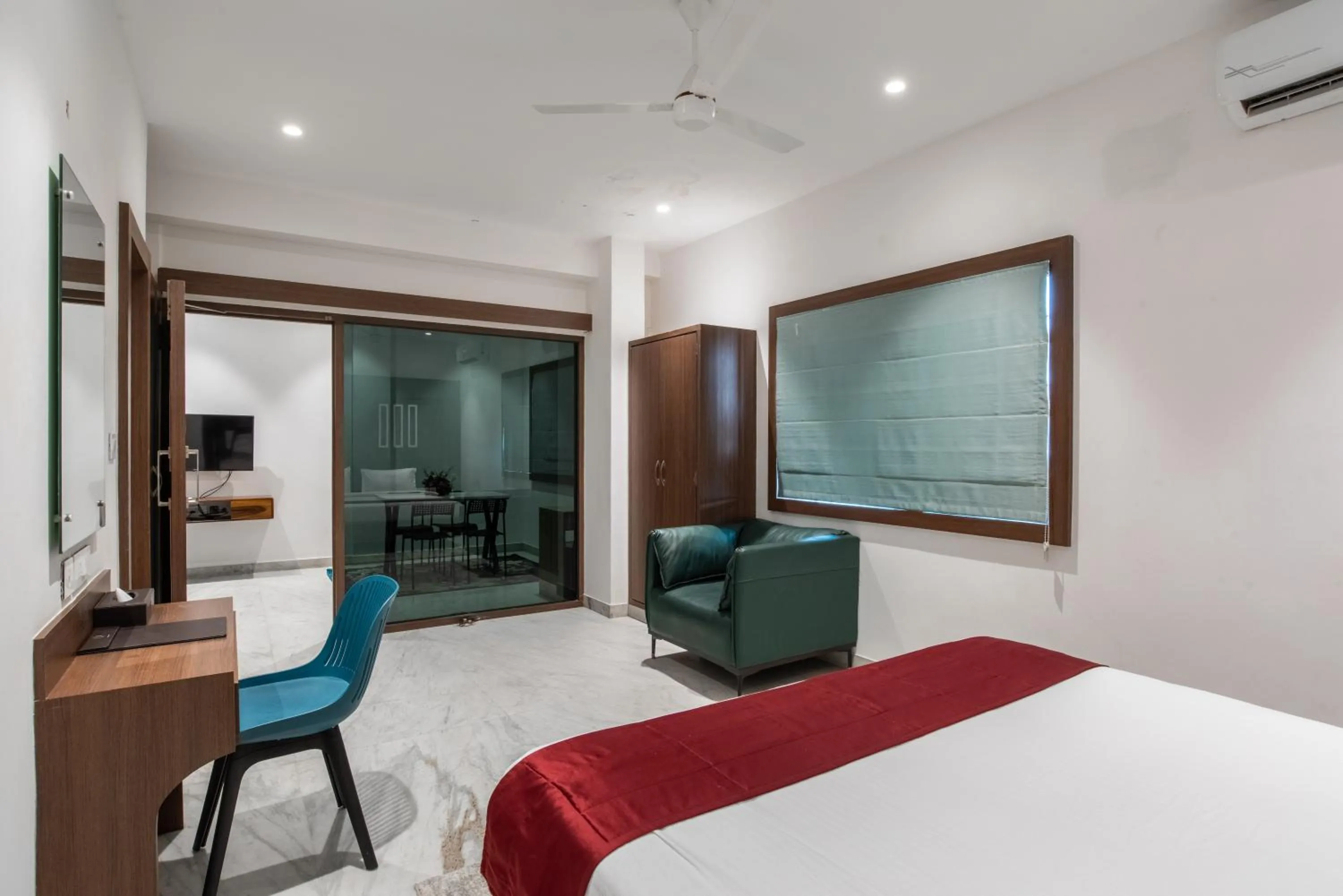 Photo of the whole room, Bed in Royal Paris